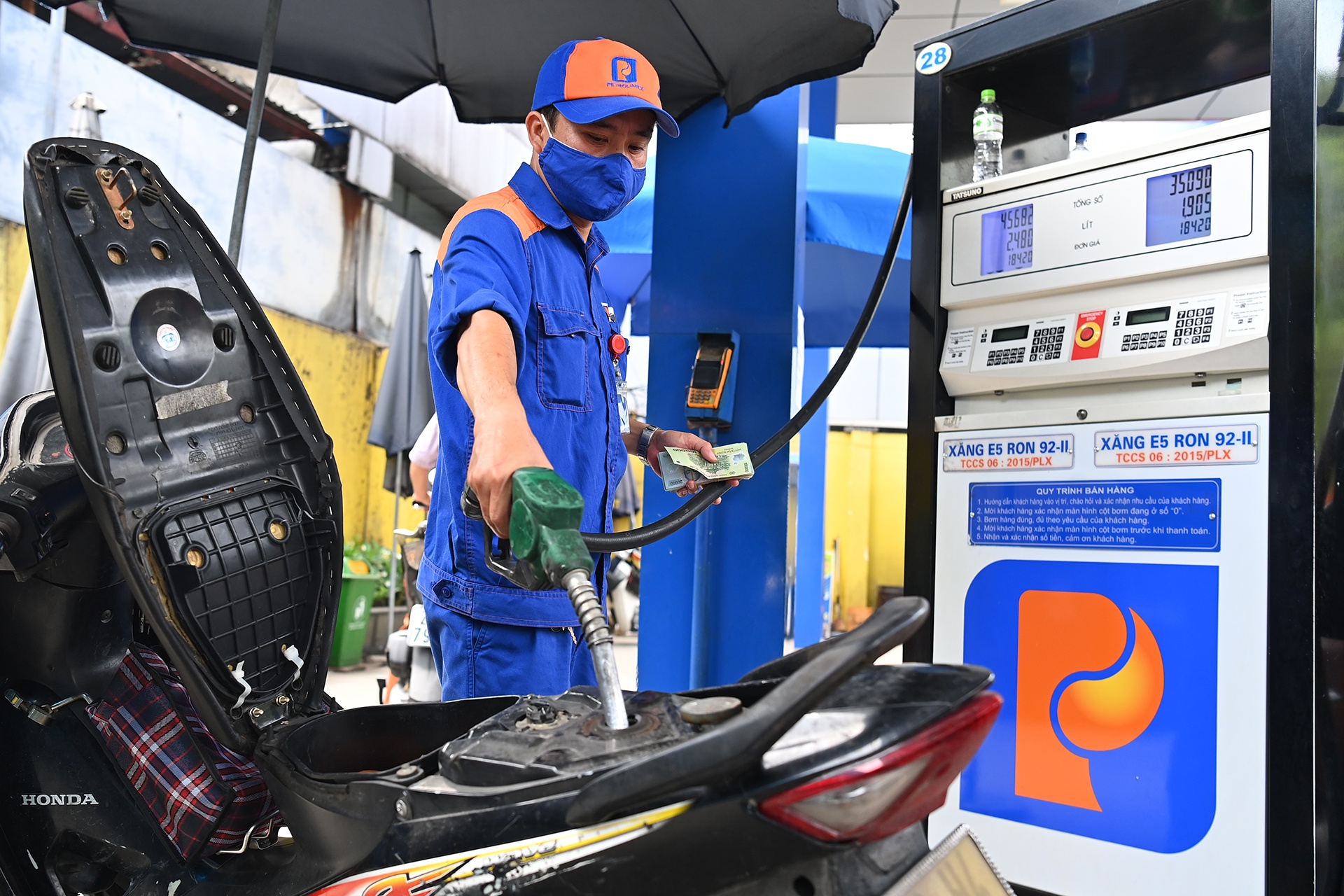 Gia xang giam them hon 1.000 dong/lit hinh anh