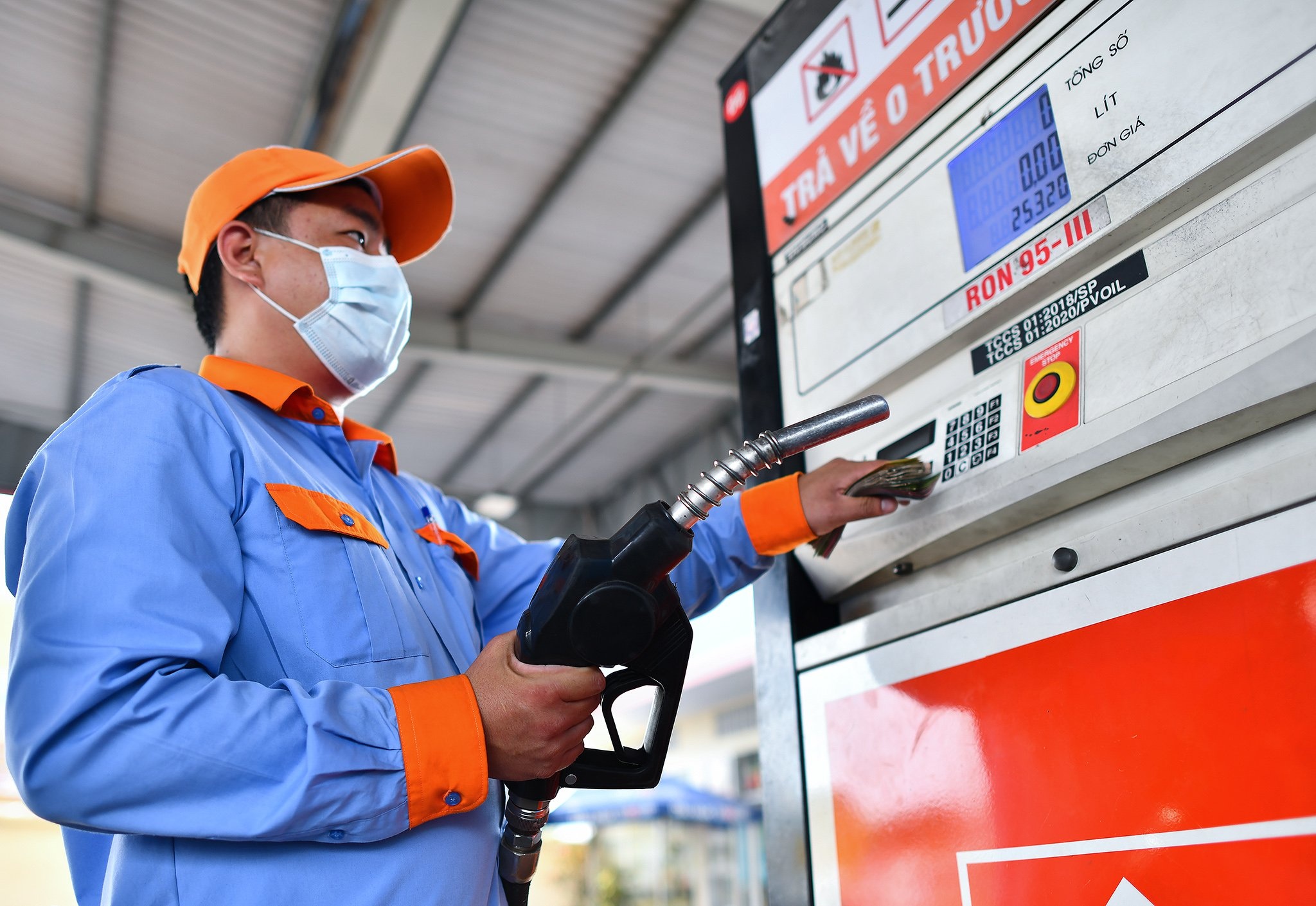 Gia xang tang cao, co nen mua xe chay diesel de tiet kiem tien? hinh anh