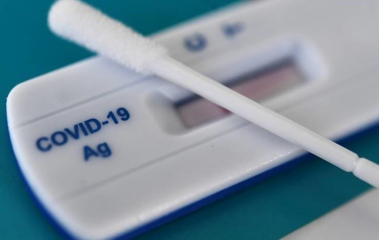 Kit test nhanh Covid-19 bi thoi gia van 'chay' hang hinh anh