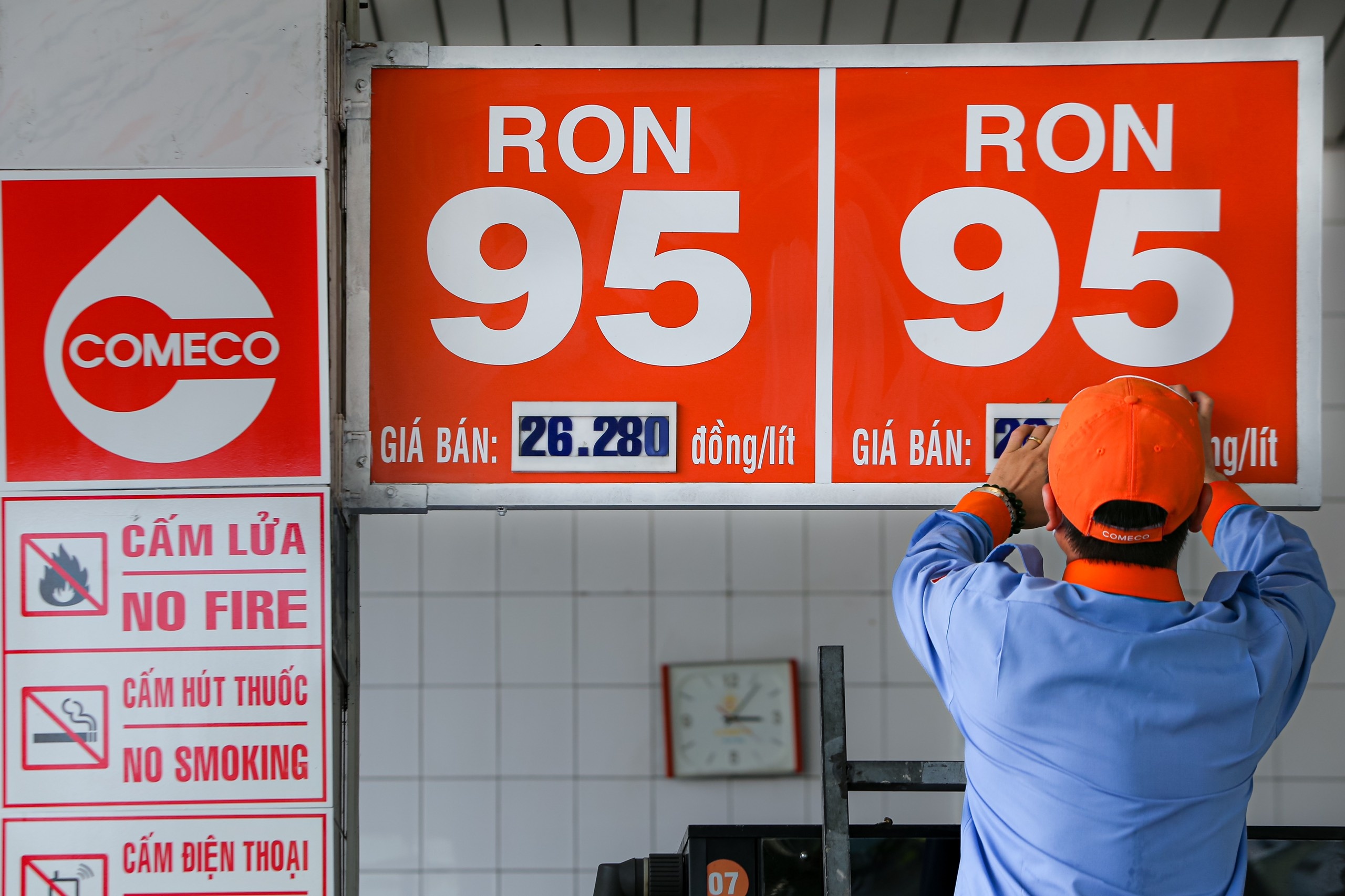 Giam thue moi truong 1.000 dong/lit doi voi xang la qua it? hinh anh