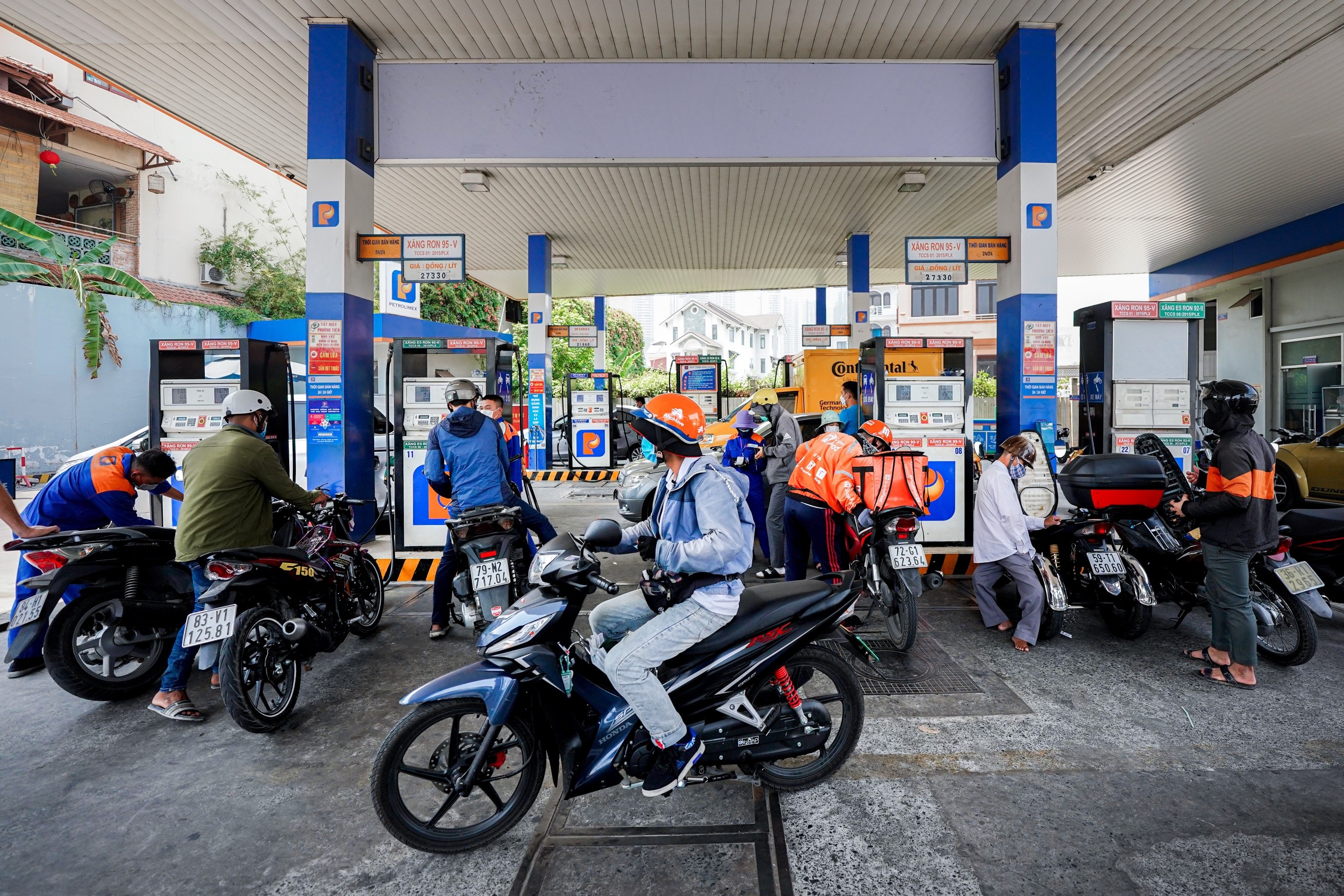 vi sao xang giam 1.000 dong anh 1