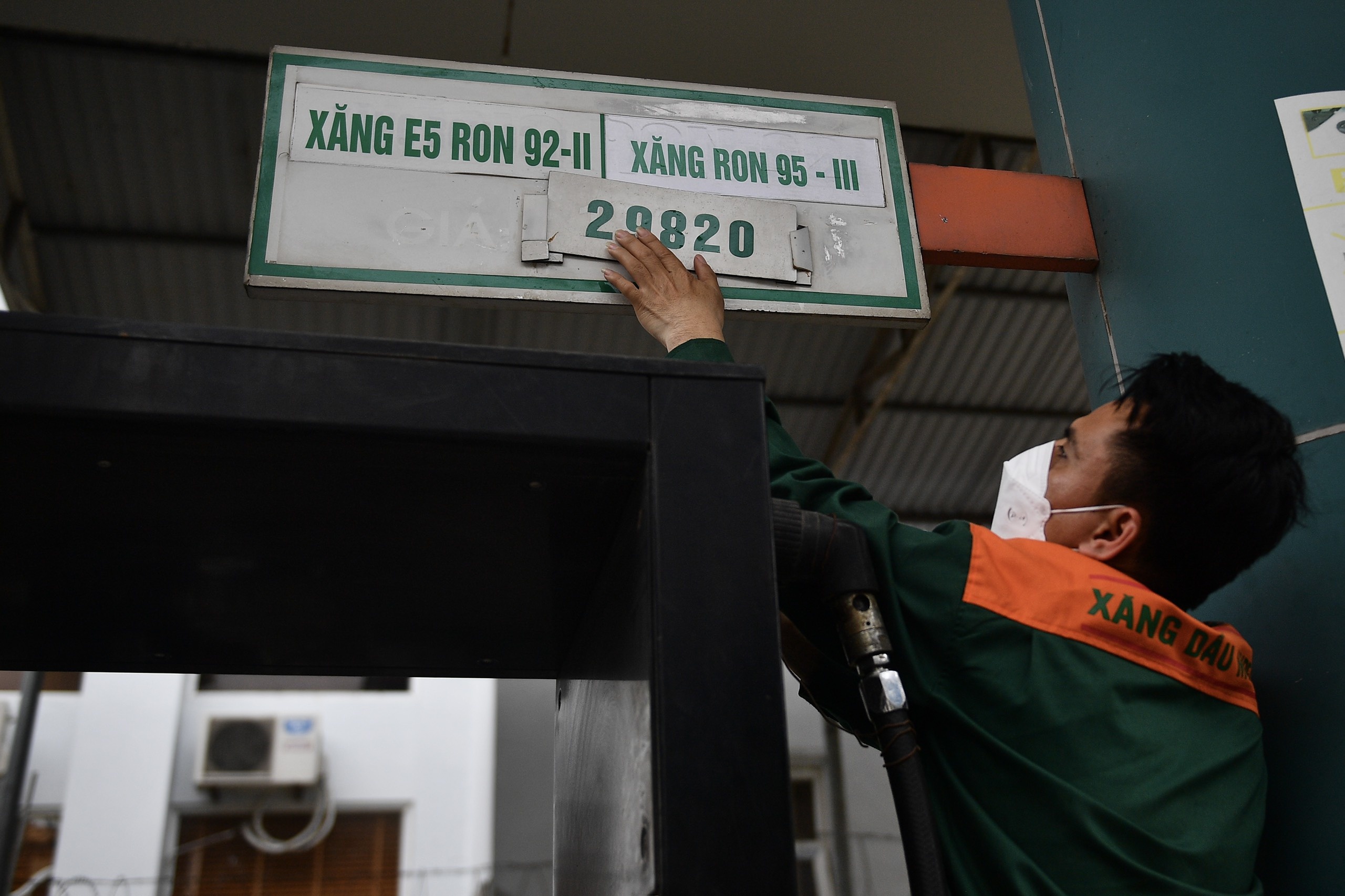 Giam thue gia xang anh 1