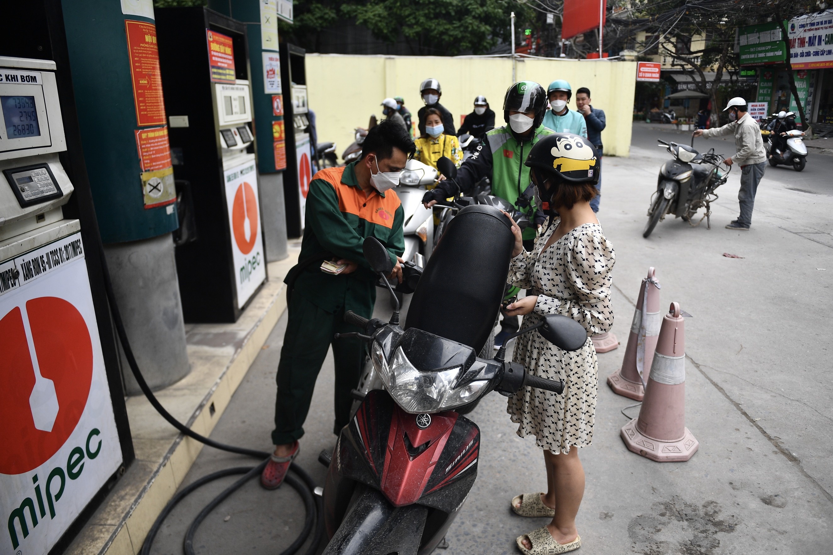 thue phi cua gia xang dau anh 1