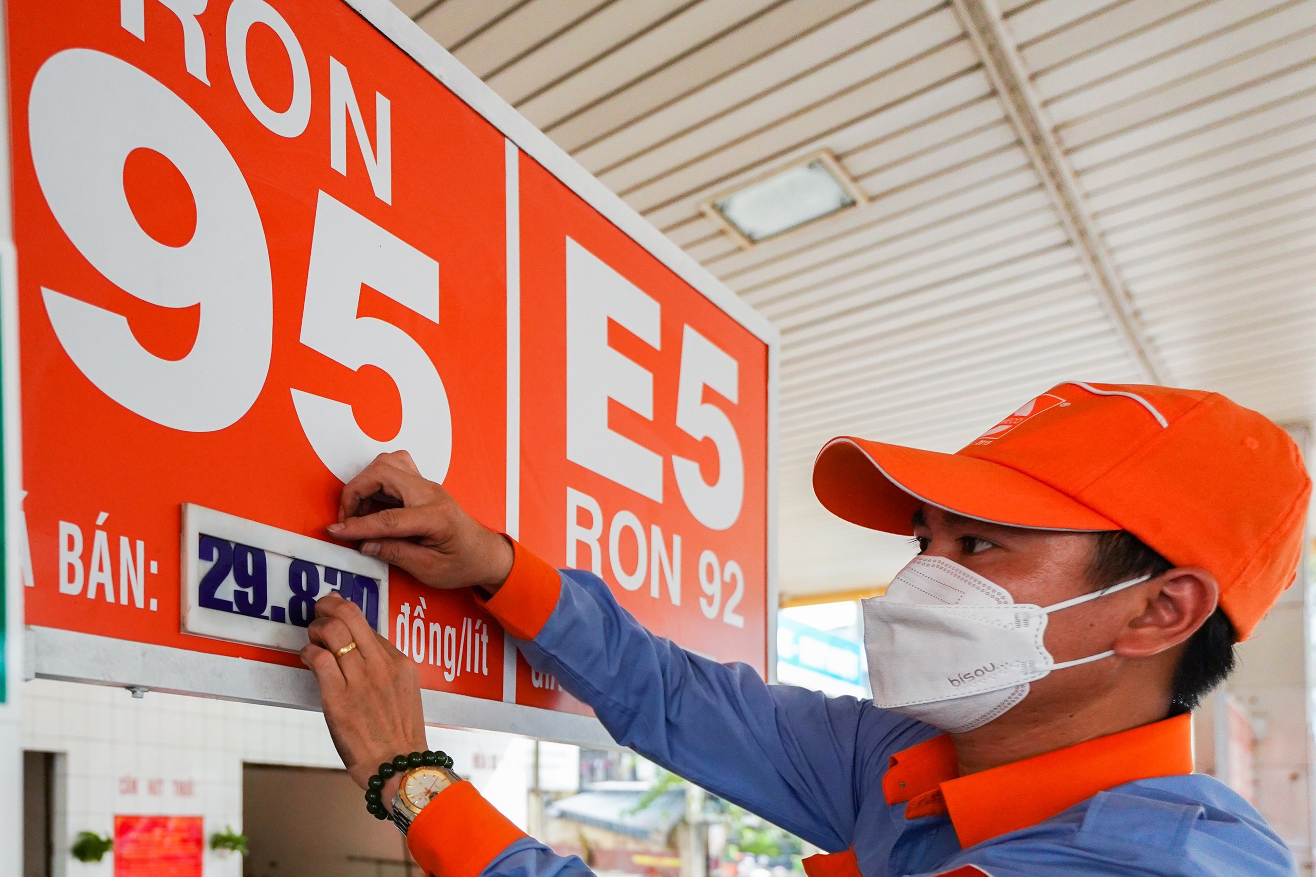 Gia xang tiep tuc vuot moc 31.000 dong/lit? hinh anh