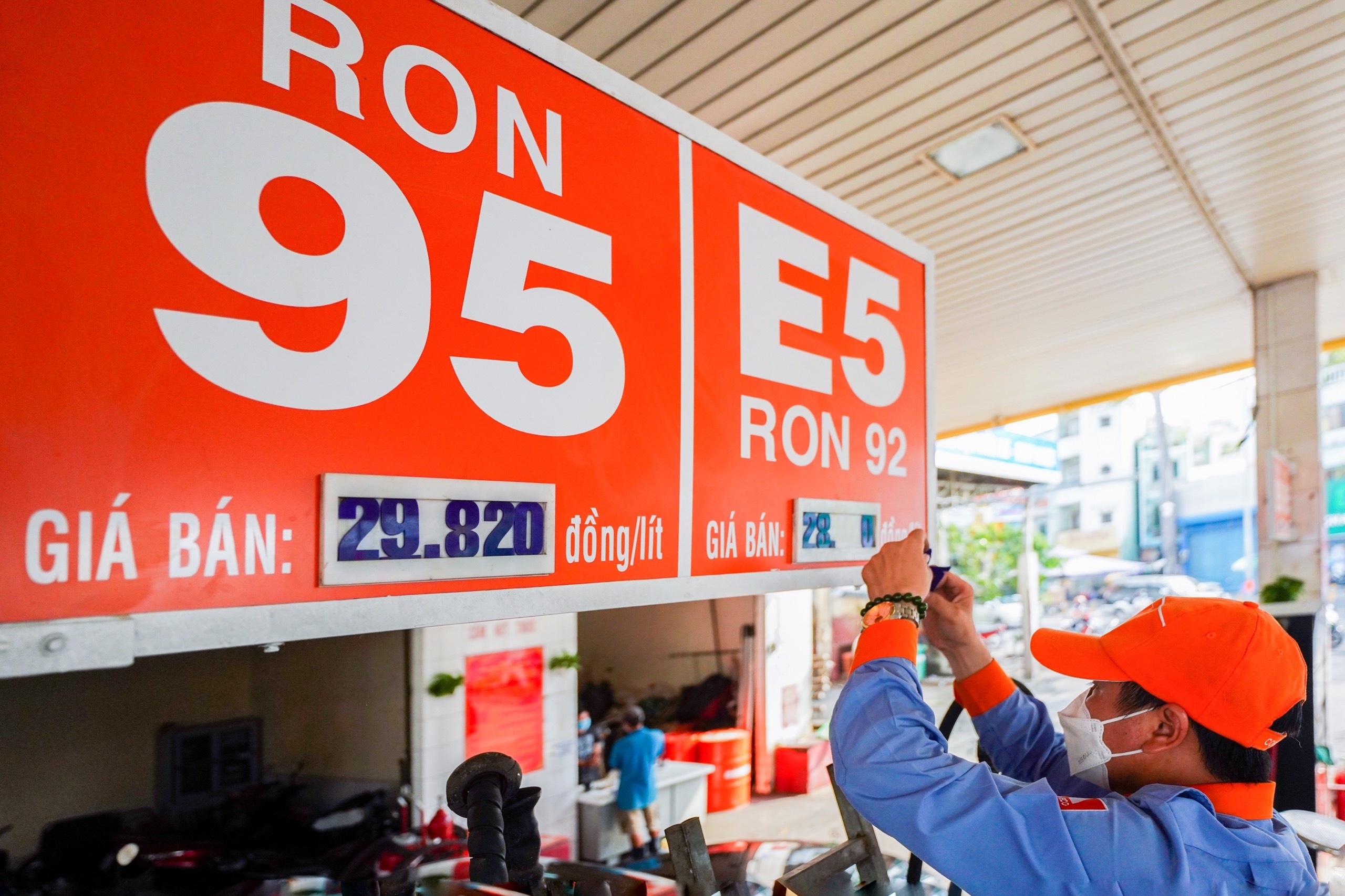 Vi sao gia xang khong giam hon 4.000 dong/lit? hinh anh