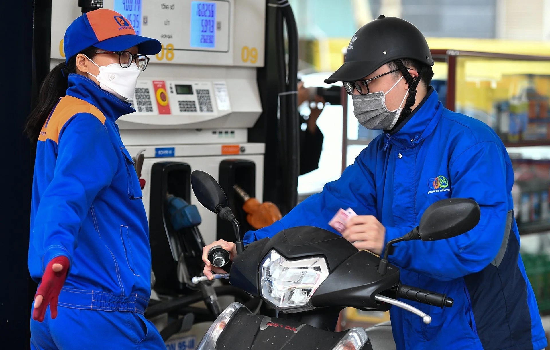 Tai sao khong giam thue tieu thu dac biet voi xang? hinh anh