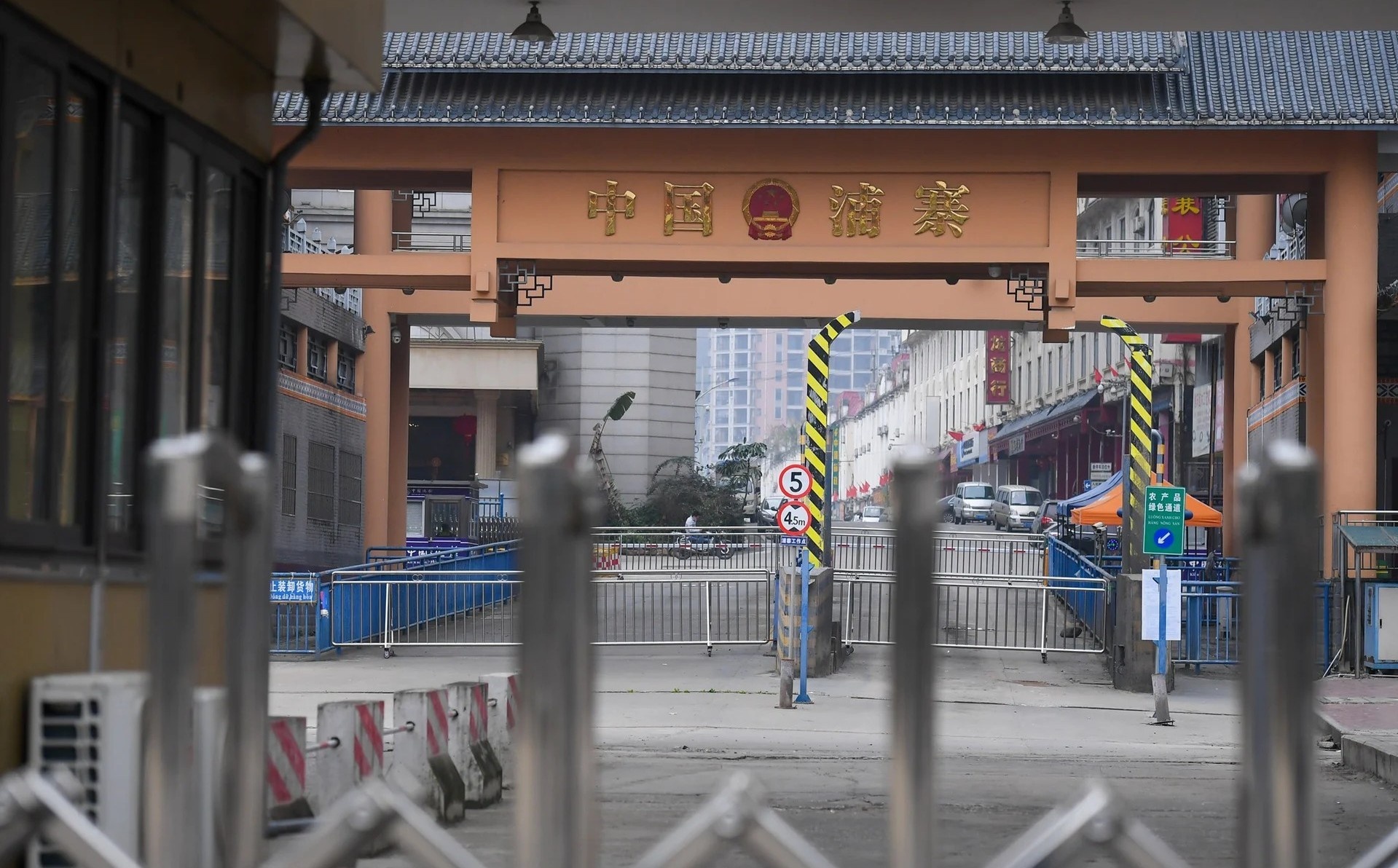 Doanh nghiep, nguoi buon hang Trung Quoc lo lang vi kho nhap hang ve hinh anh