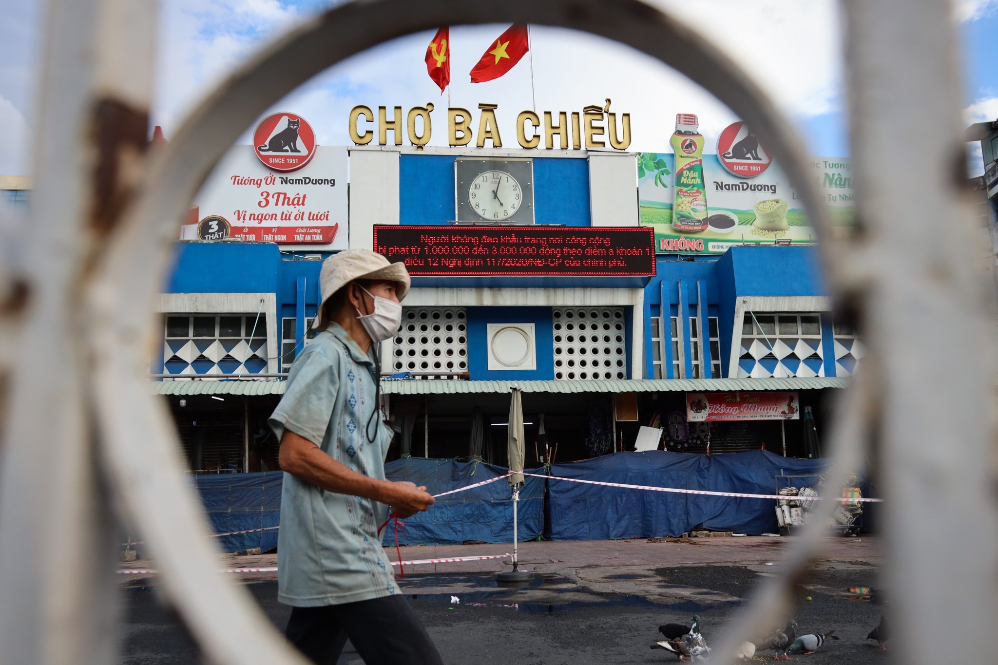 Cho truyen thong o TP.HCM va Ha Noi ngay cang e am hinh anh