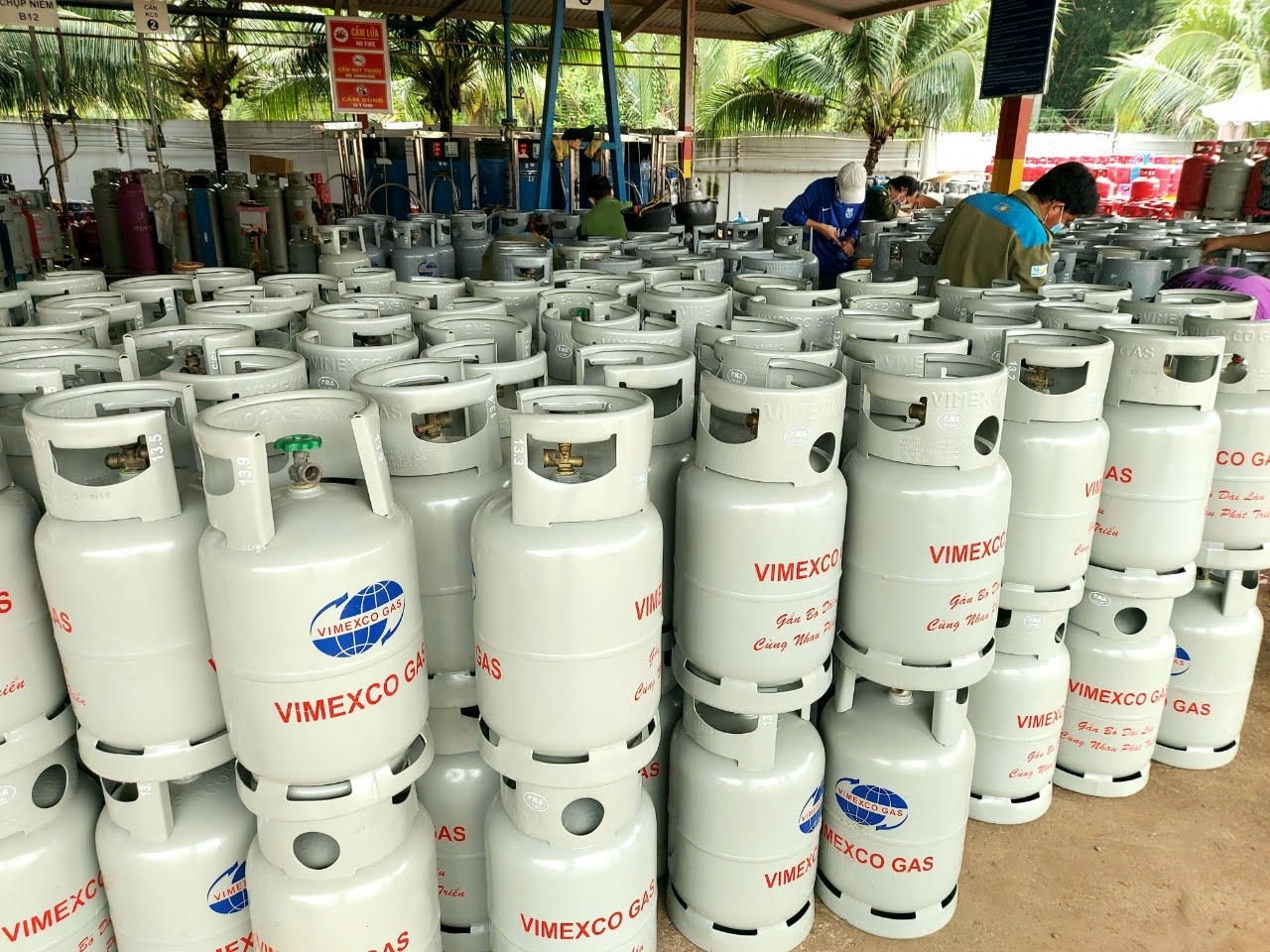 Gia gas giam 129.000 dong/binh 50 kg tu ngay mai hinh anh