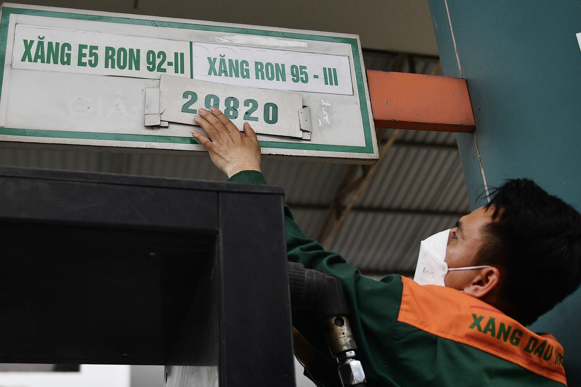 Co nen giam them thue, phi de ha nhiet gia xang? hinh anh