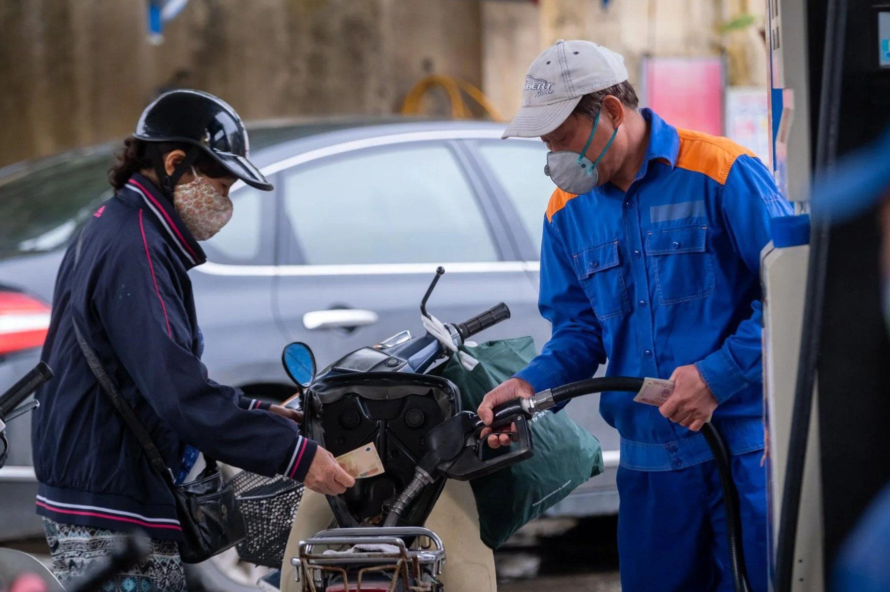 Bo Cong Thuong: Gia xang Viet Nam van re hon Lao hinh anh