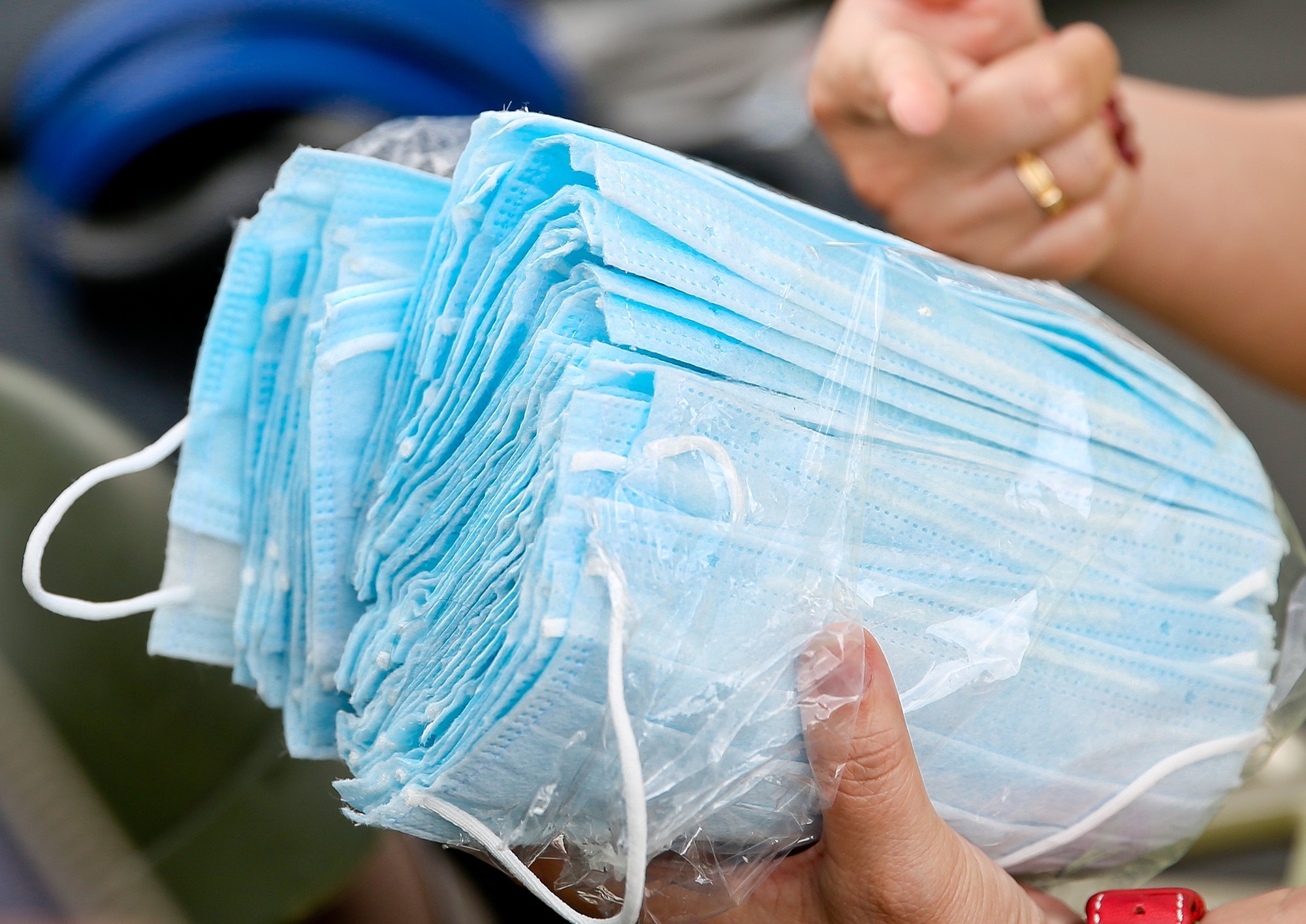 Hai quan noi ly do lo khau trang vien tro 6 thang chua duoc thong quan hinh anh