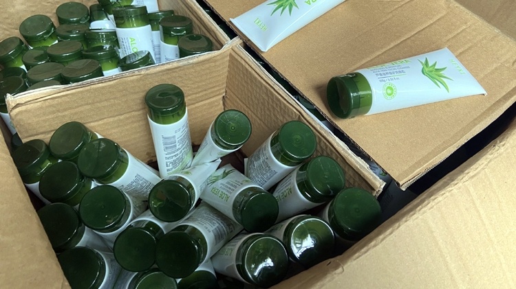 Pha kho hang hon 100.000 my pham nhap lau Trung Quoc tai TP.HCM hinh anh