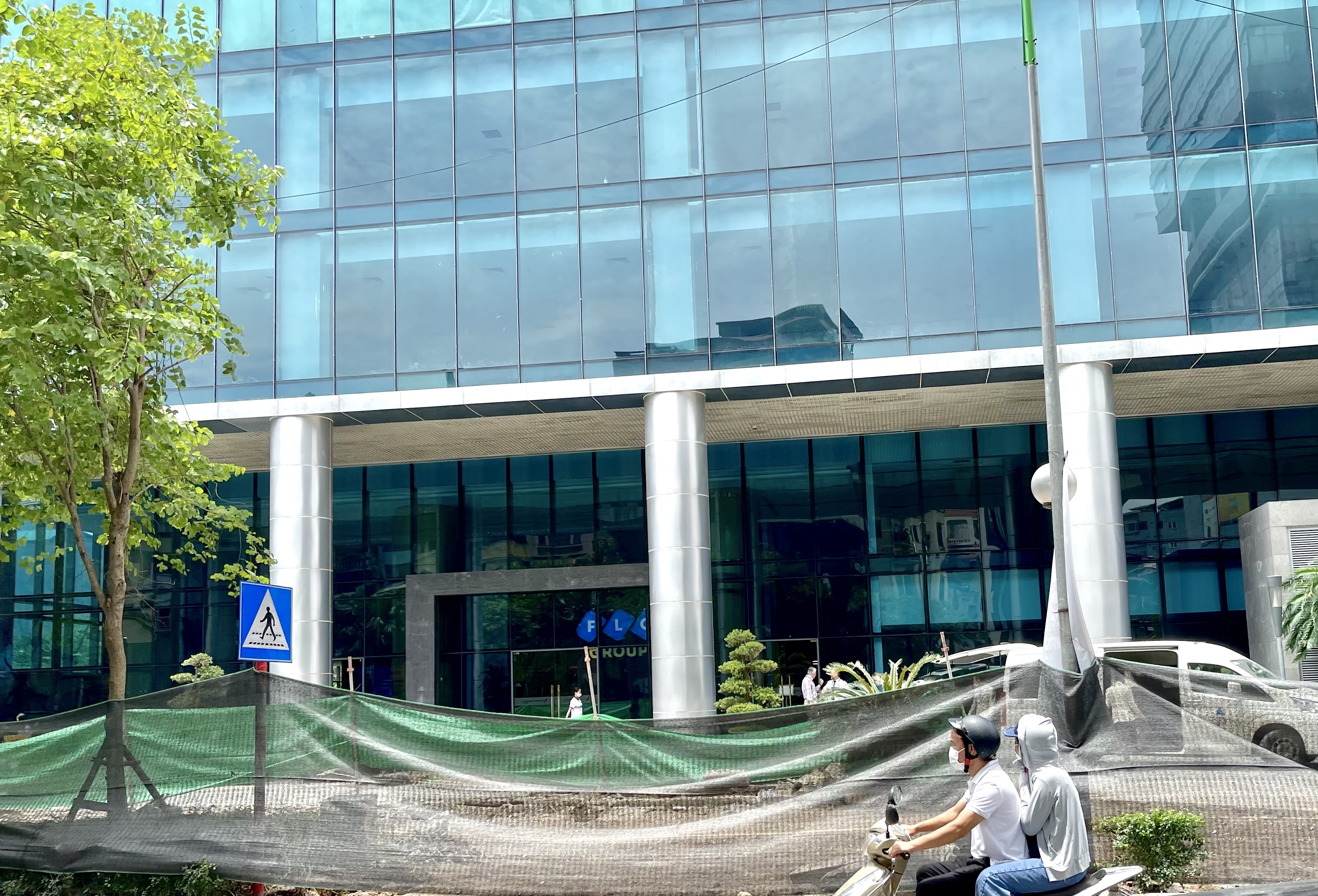 Logo FLC bien mat anh 2