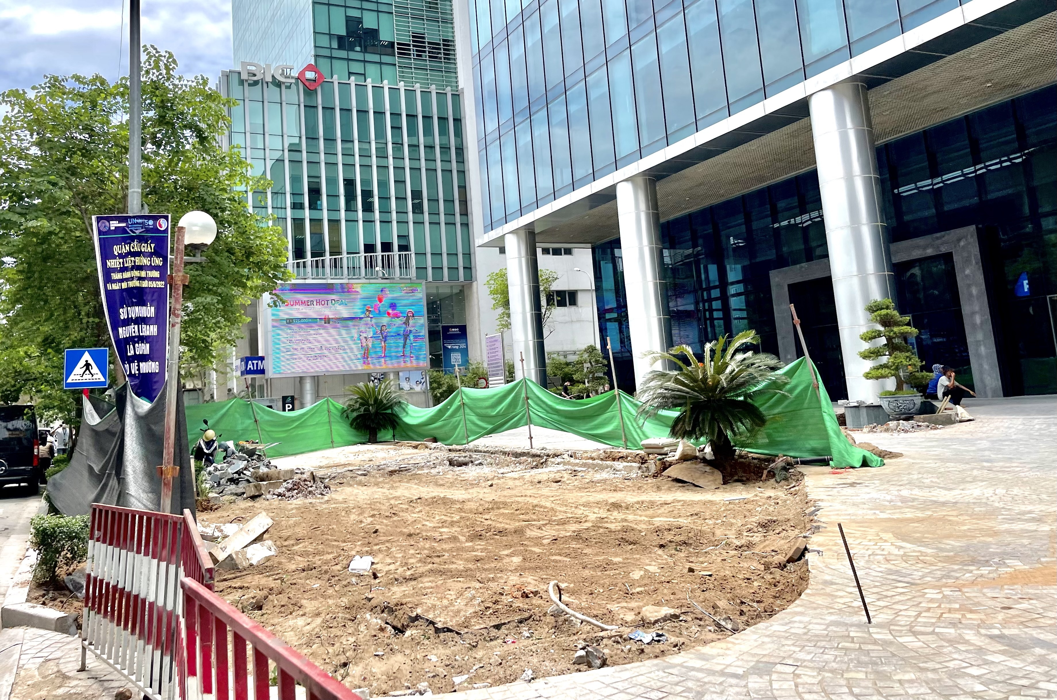 Logo FLC bien mat khoi toa nha 265 Cau Giay hinh anh