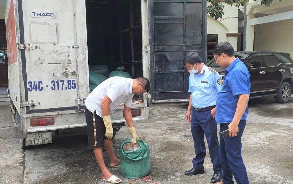 Gom gan 2 tan mo long boc mui ban ra thi truong hinh anh