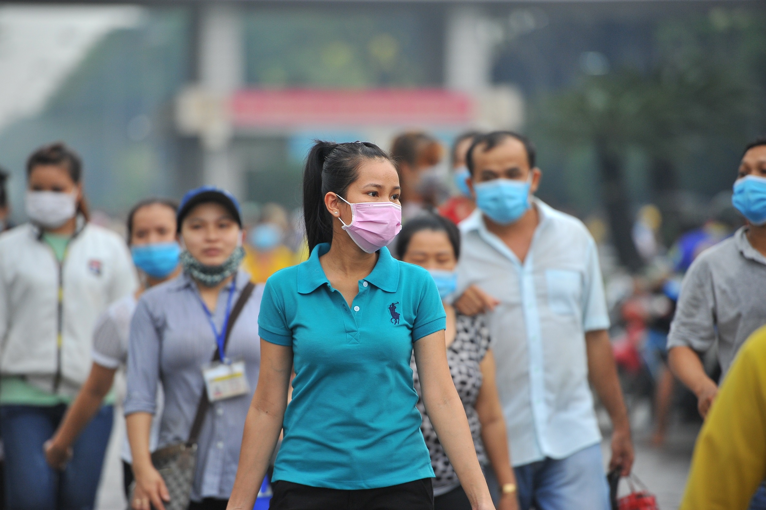 Khoang 11% cong nhan thuong xuyen phai vay tien de sinh hoat hinh anh