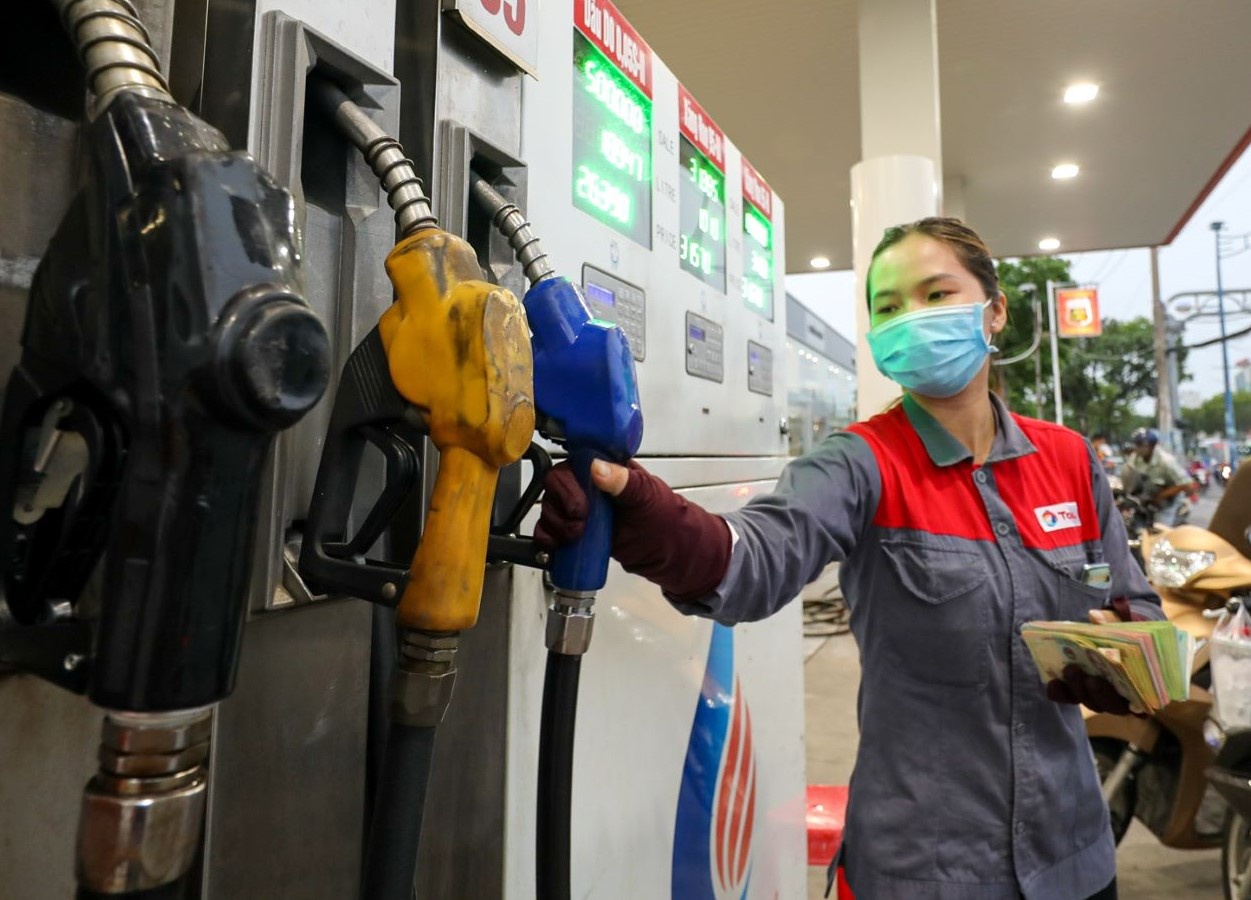 Gia xang dau co the giam them 1.000 dong/lit hinh anh