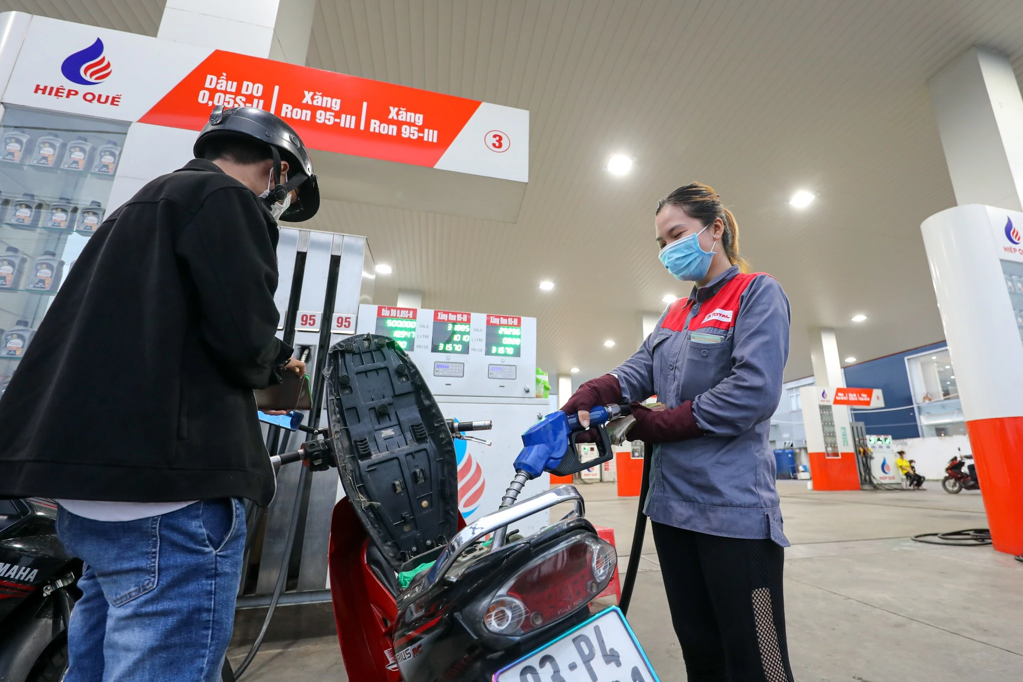 gia xang tiep tuc giam anh 1