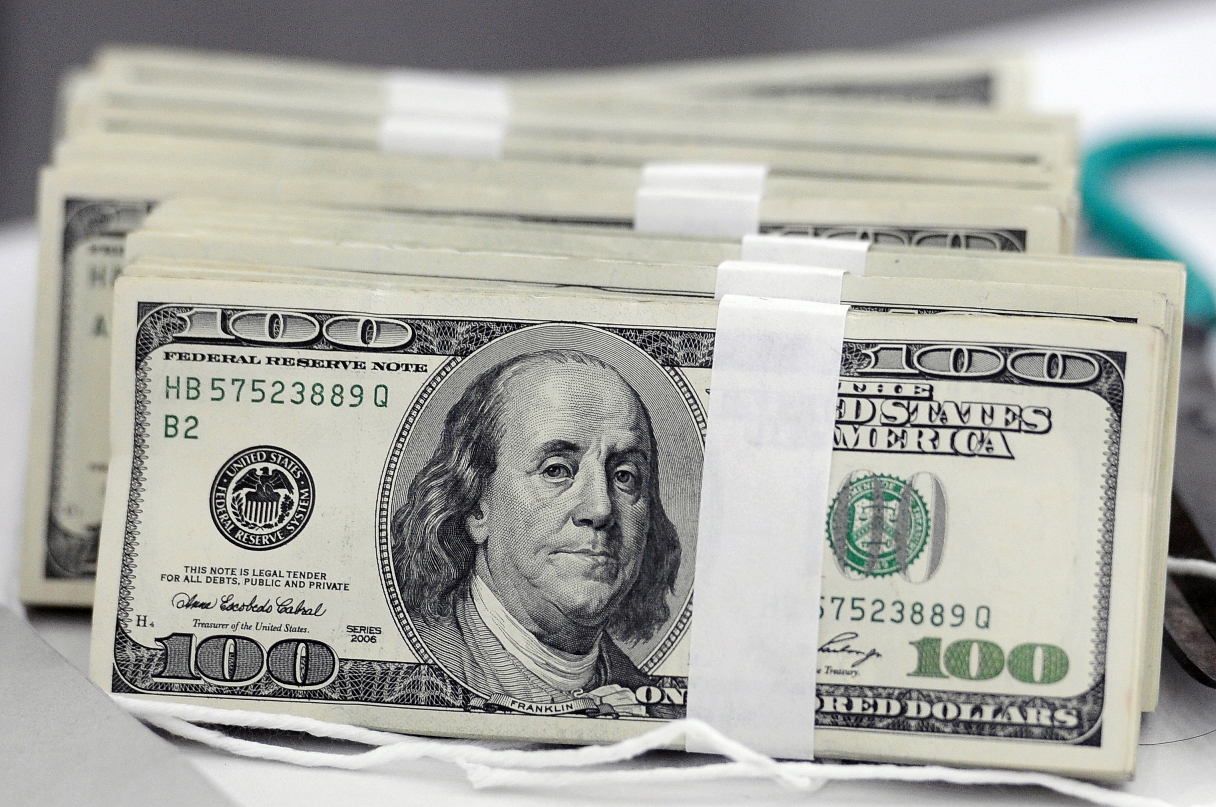 Buc tranh trai nguoc khi gia USD tang cao hinh anh