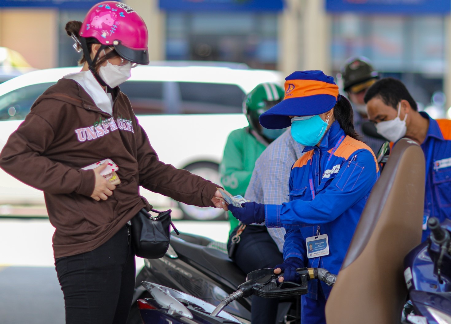 Gia xang co the giam hon 1.300 dong/lit neu khong trich quy binh on hinh anh