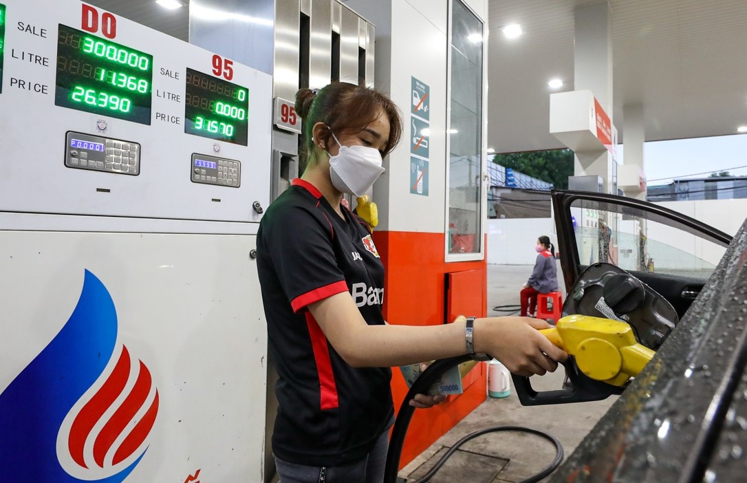 Bo Tai chinh ly giai vi sao gia xang giam manh, gia hang hoa van cao hinh anh