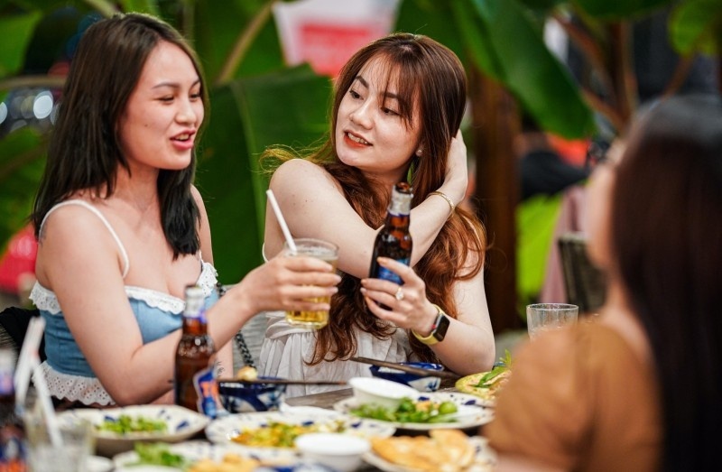 TP.HCM kiem tra dong loat quan ruou, bia sau su co ngo doc hinh anh