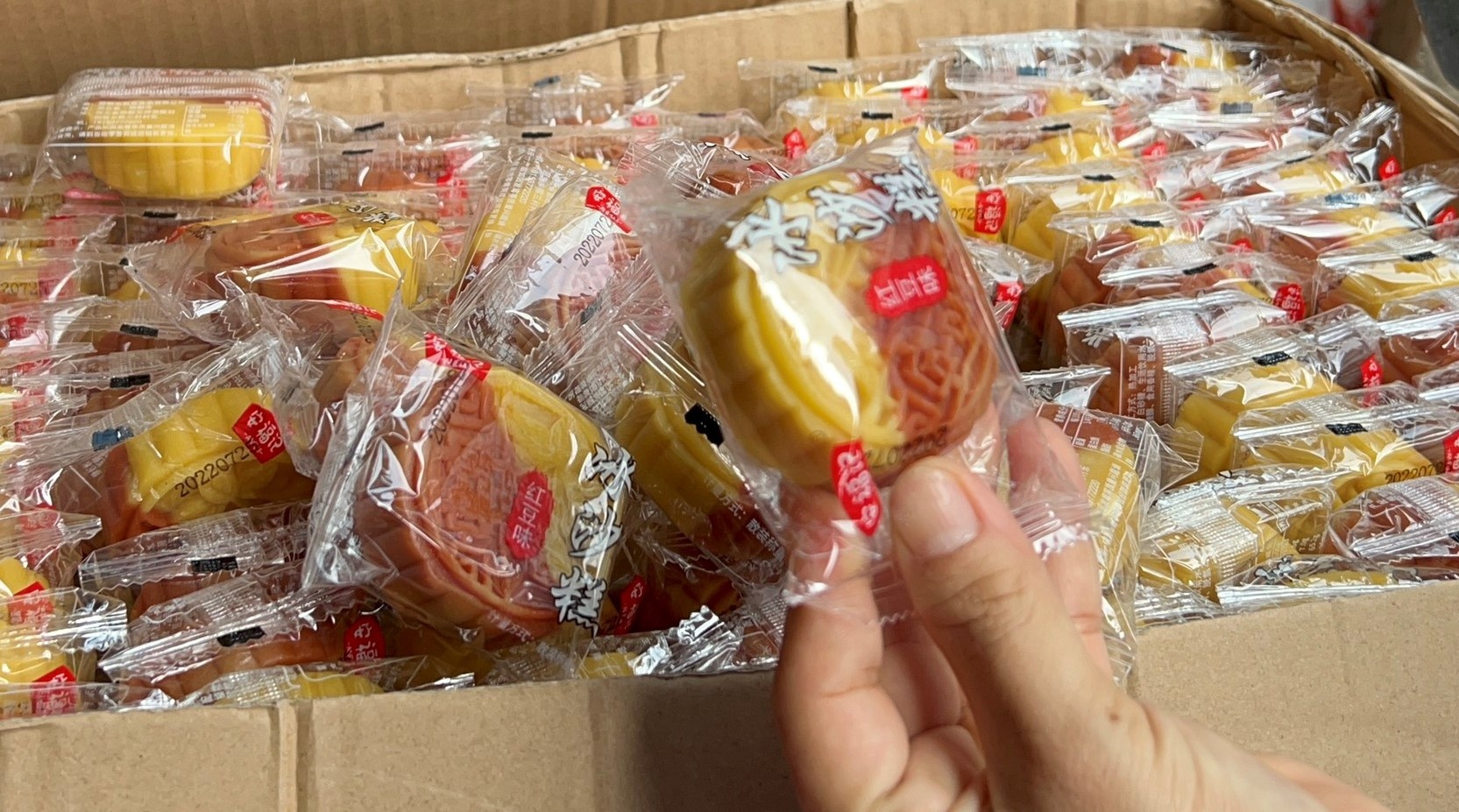 Gom gan 11.000 banh Trung thu troi noi ve ban gia 2.500 dong/chiec hinh anh