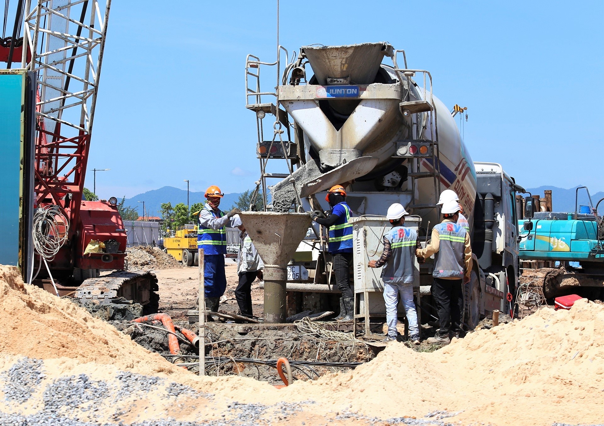 Nha thau xay dung keu cuu hinh anh