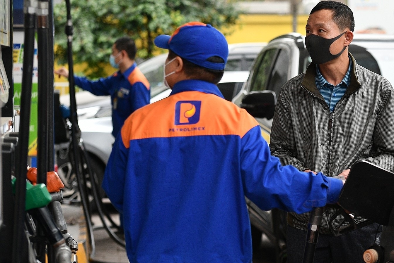 Gia xang tang len gan 24.000 dong/lit hinh anh