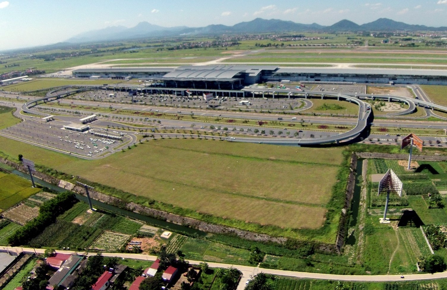 Dau gia 12 lo dat gan san bay Noi Bai gia khoi diem 41 trieu dong/m2 hinh anh