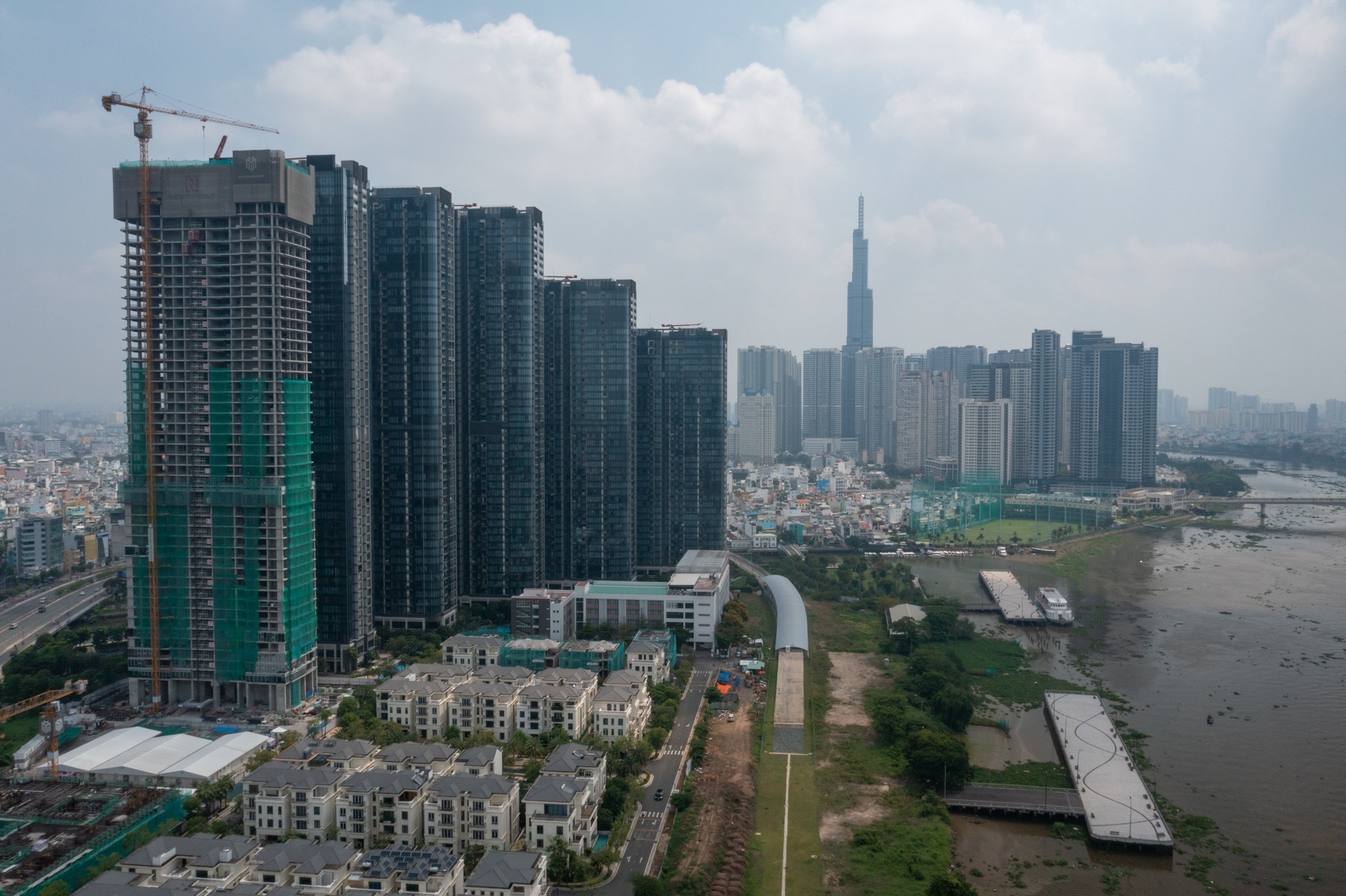 Thi truong dia oc dang thay doi sau siet tin dung hinh anh