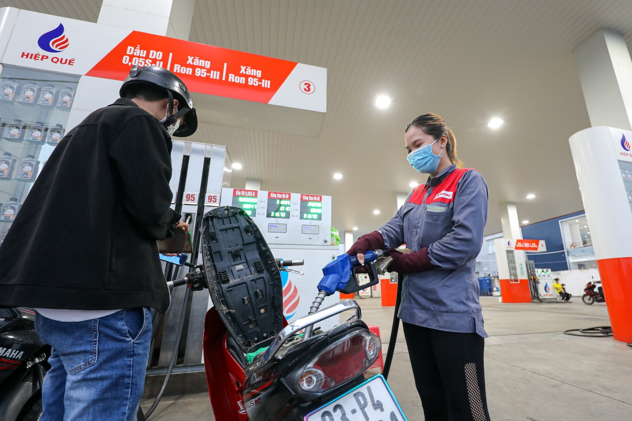 Gia xang giam ve hon 20.000 dong/lit hinh anh