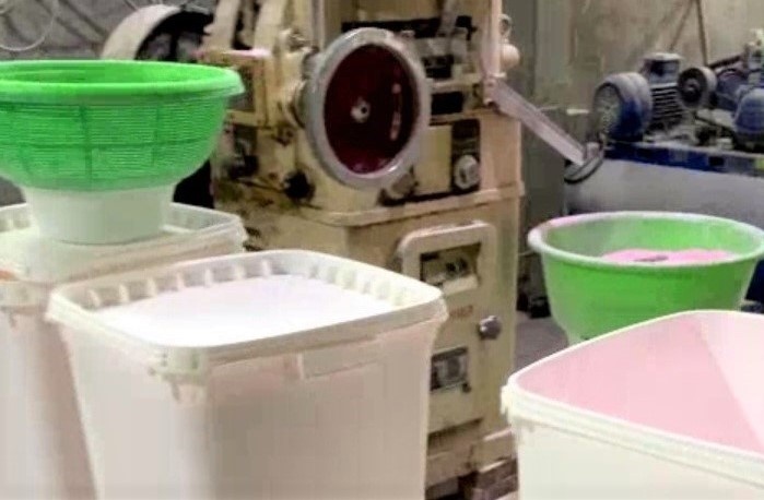 Co so san xuat thuoc tay dung trong xo, chau hinh anh