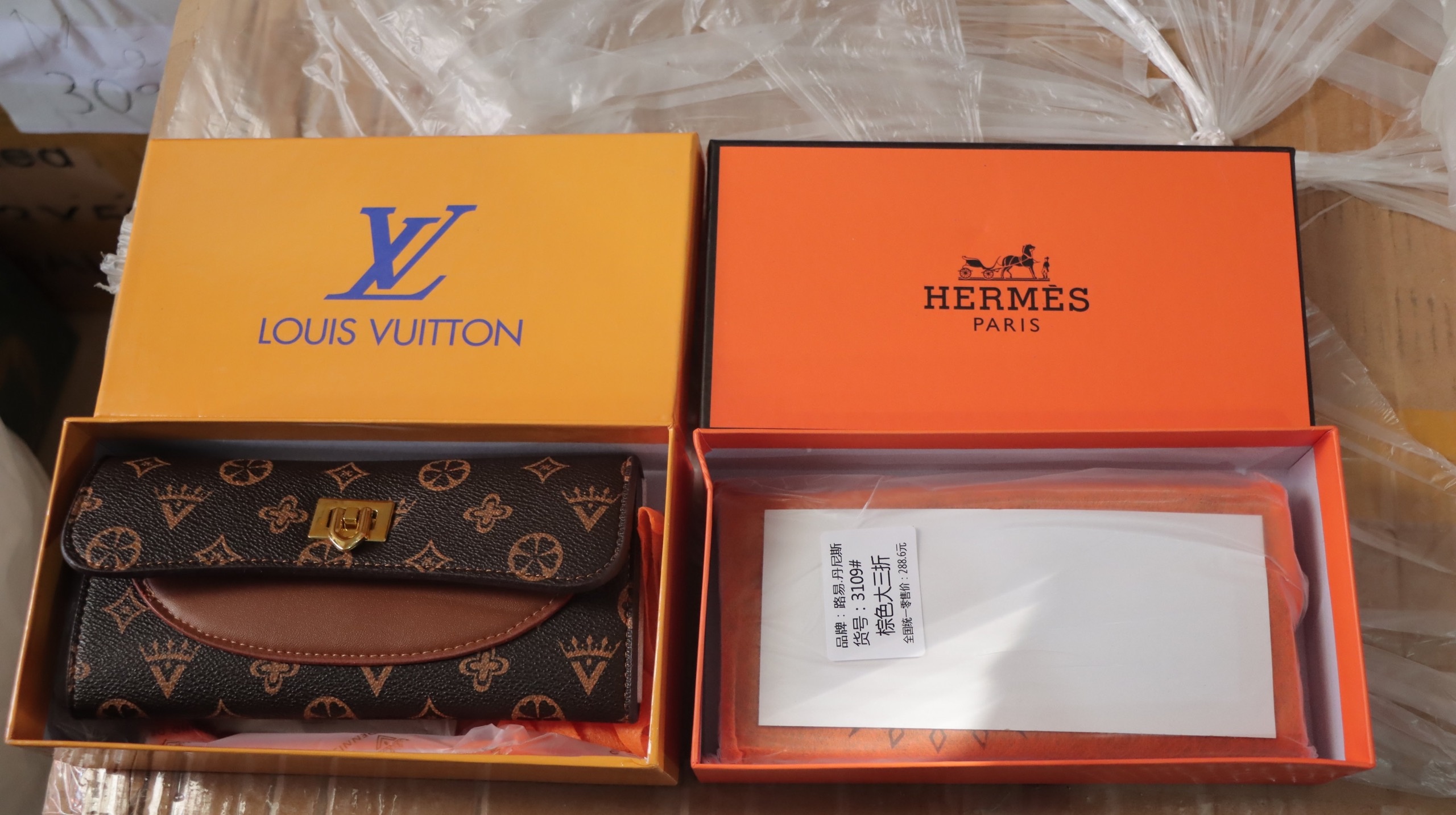 Pha kho hang lau ban 1.000 don/ngay qua livestream hinh anh