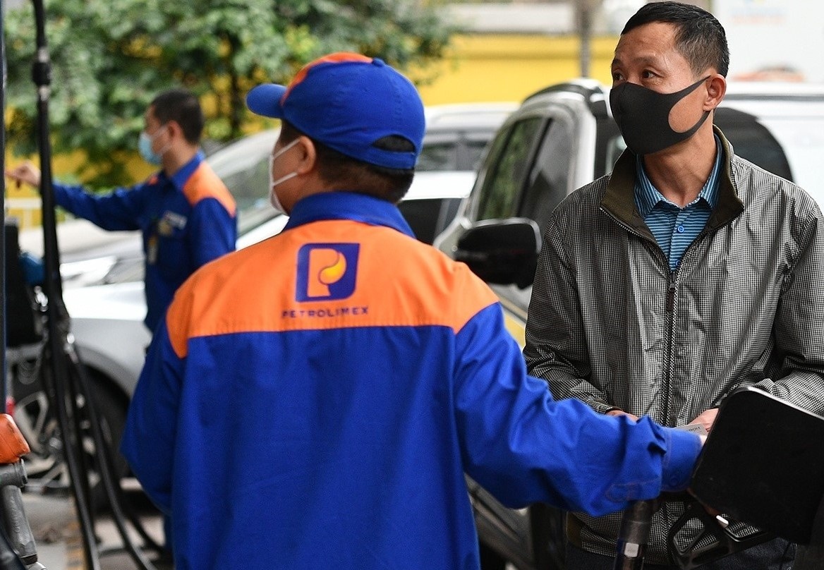 Bo Tai chinh khong dong y giam 100% thue tieu thu dac biet voi xang hinh anh