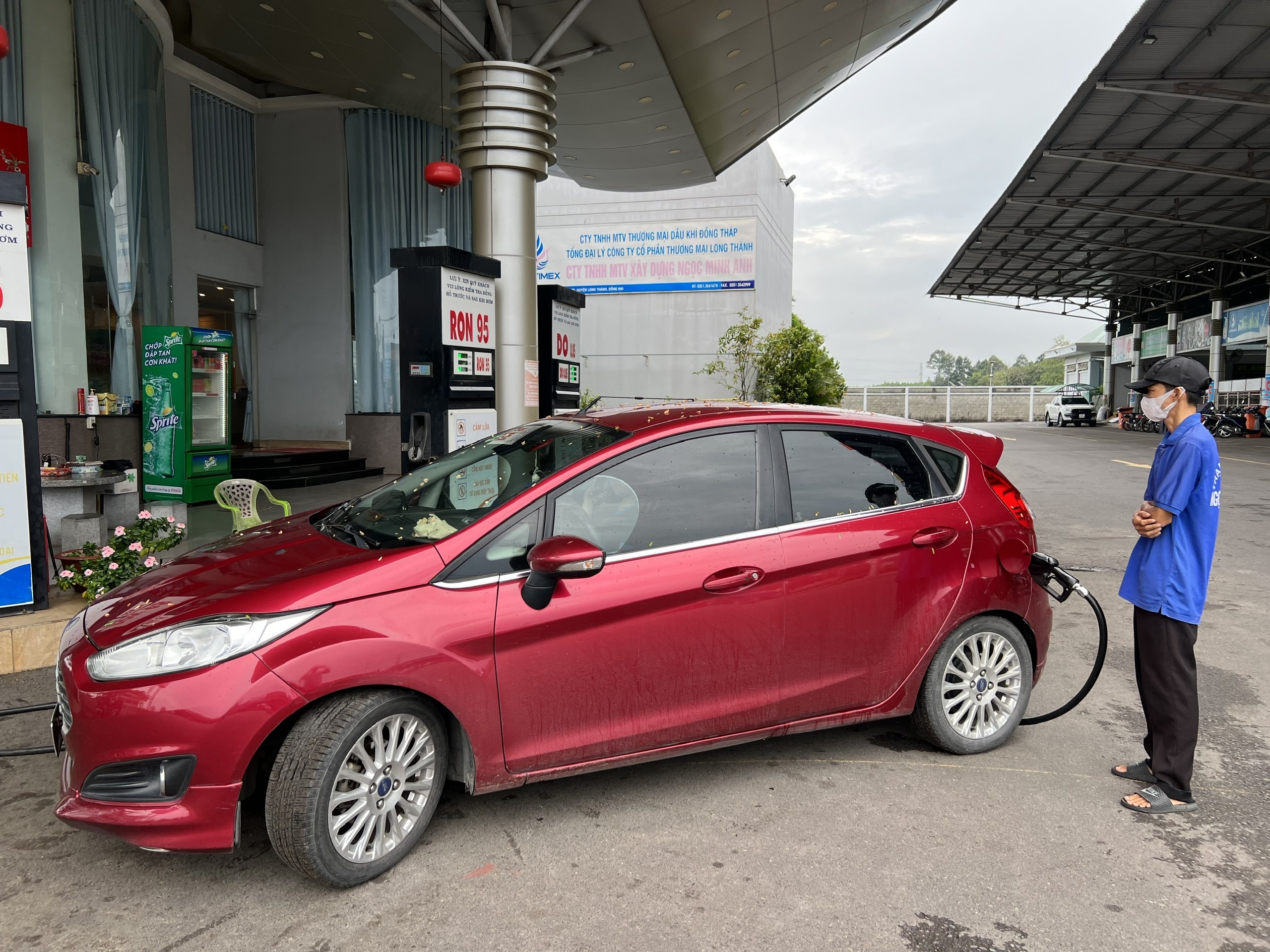 Nhieu cay xang chi ban toi da 30.000 dong/xe may va 200.000 dong/oto hinh anh