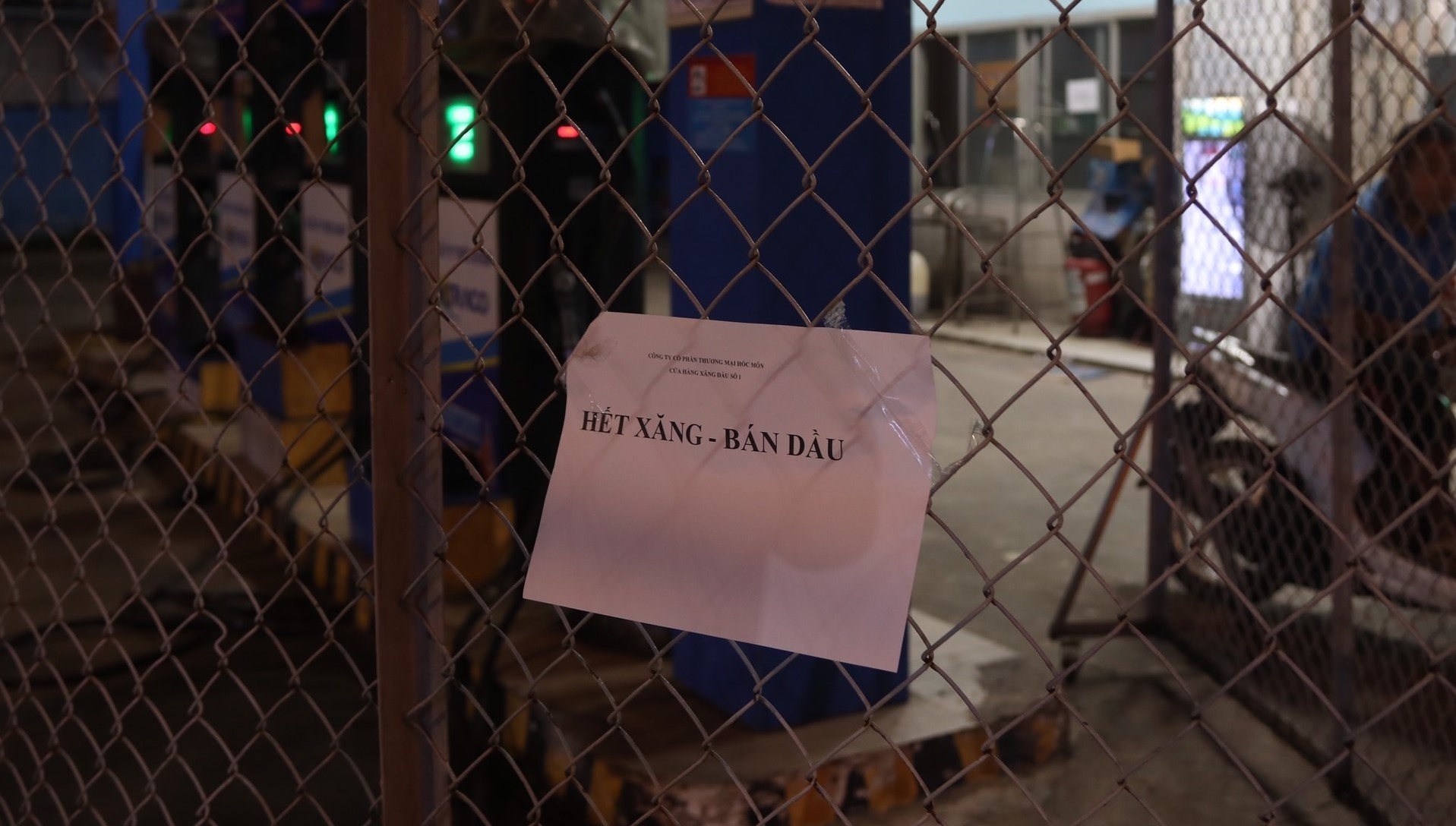 121 cua hang o TP.HCM het xang trong ngay 10/10 hinh anh