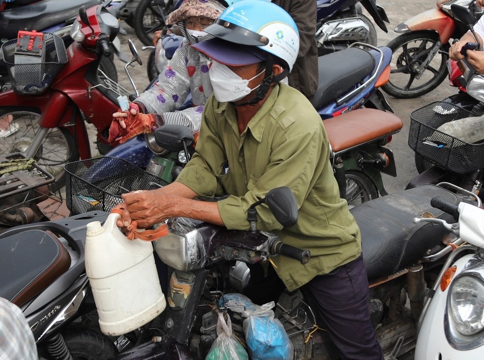 Bo Cong Thuong: Khong cam nguoi dan mua xang bang can va chai hinh anh