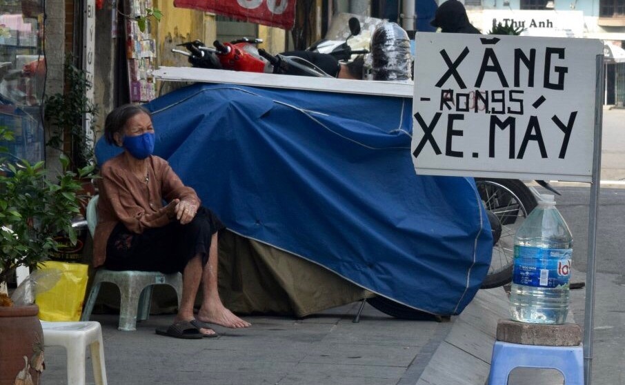 Ha Noi hoa toc yeu cau xu ly tinh trang ban xang qua chai, can hinh anh