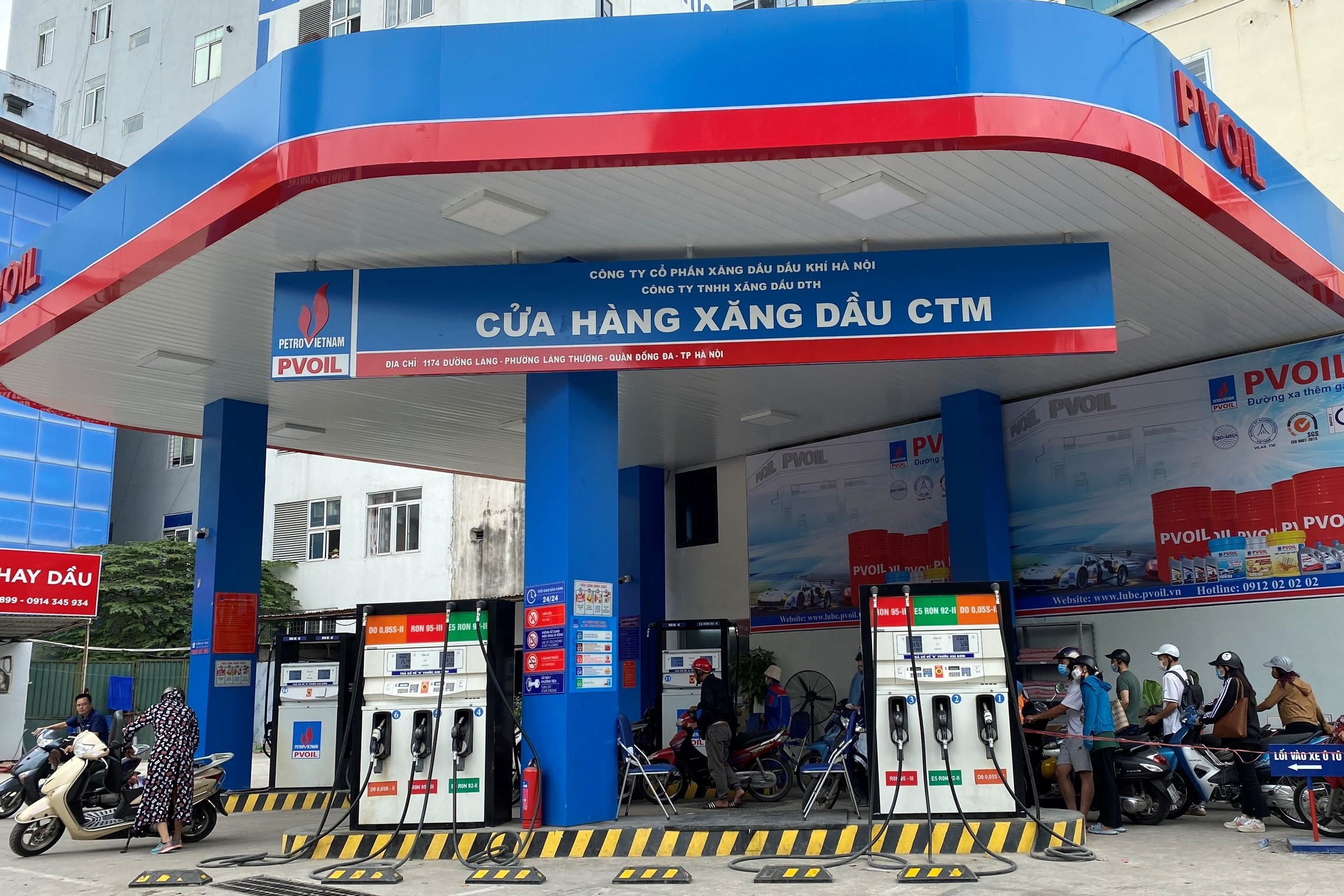 Mat vai phut de do xang o Ha Noi hinh anh