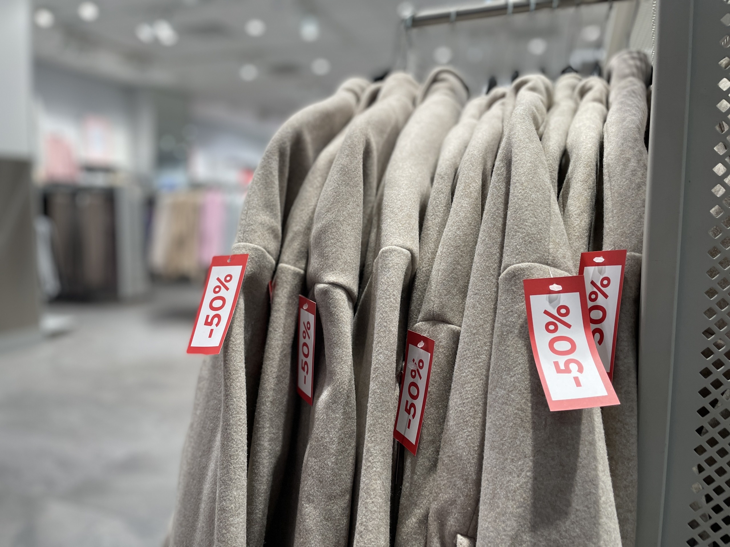 H&M, Uniqlo dong loat ha gia toi 50% truoc Black Friday hinh anh