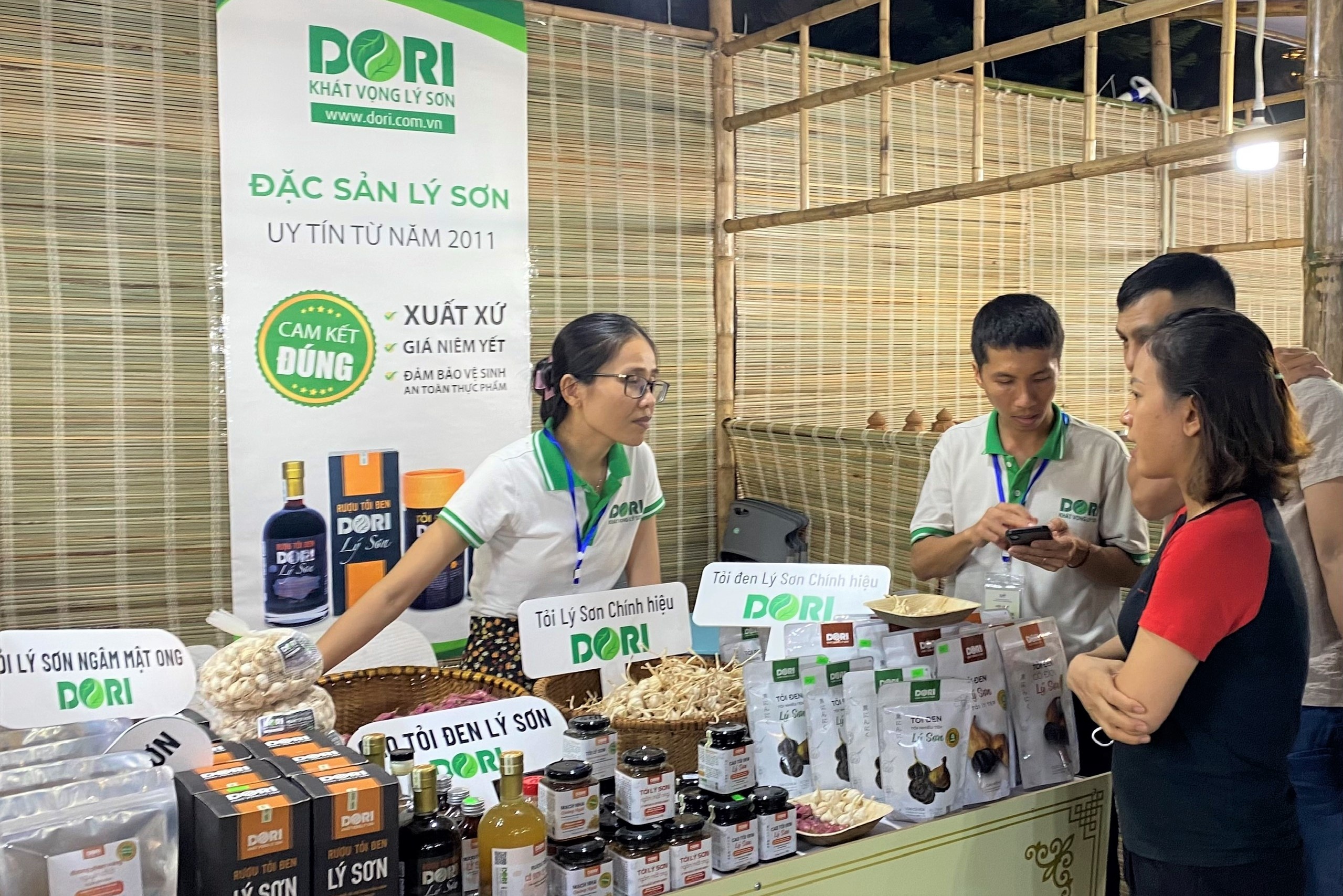 Nguoi dan Ha Noi 'san' hang dac san vung mien hinh anh