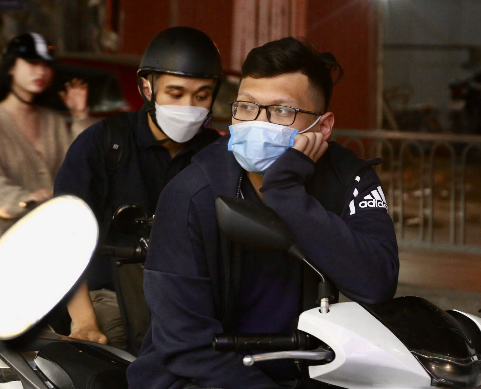 Chong met moi vi xach do hon 2 tieng cho vo san sale Black Friday hinh anh