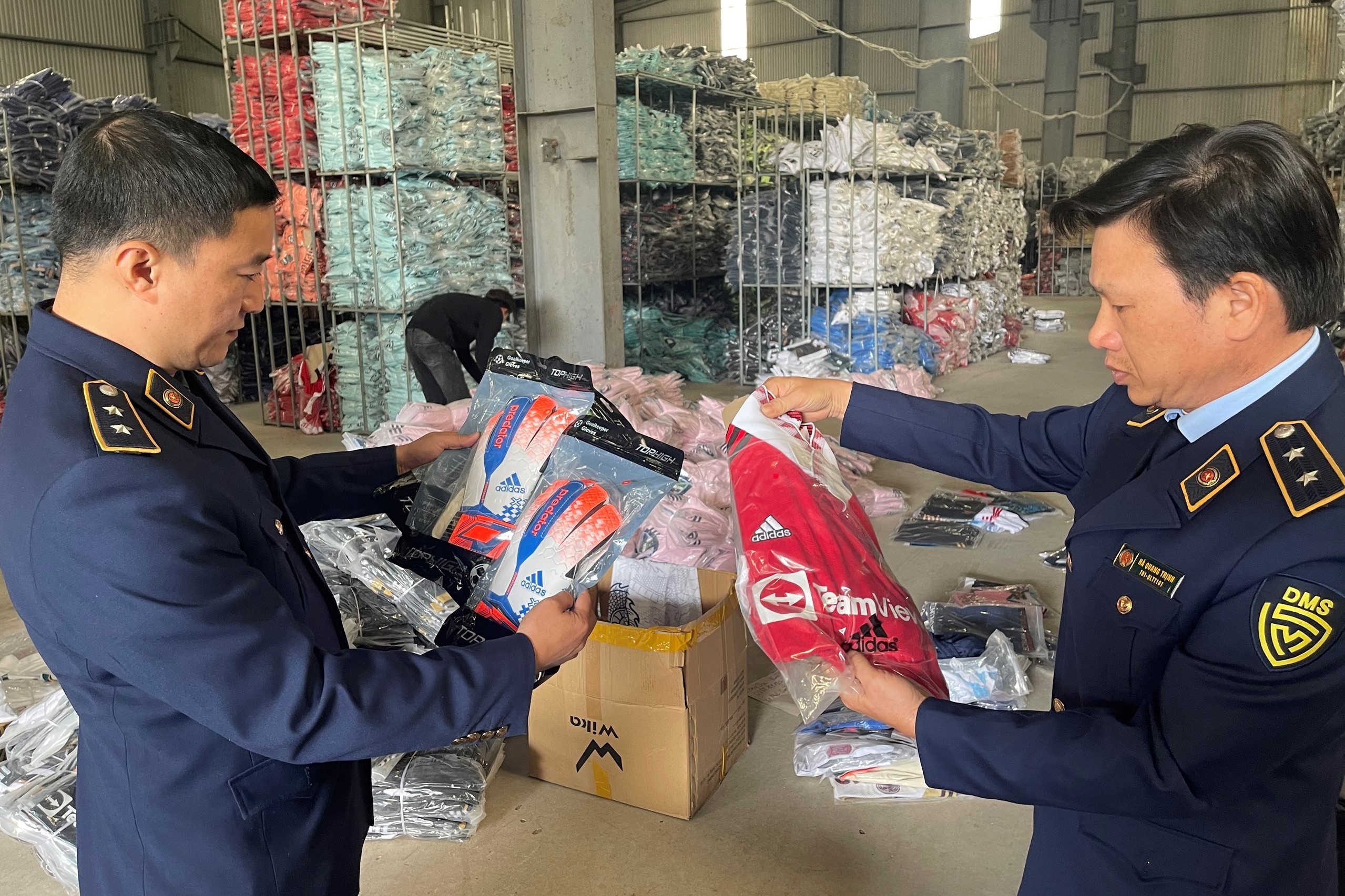 Phat hien kho chua 30.000 bo quan ao adidas, Nike gia 55.000 dong/bo hinh anh