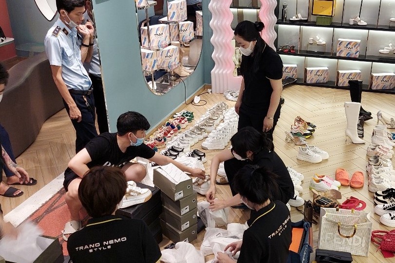 Quan ly thi truong TP.HCM kiem tra shop Trang Nemo hinh anh