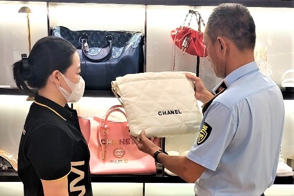 Shop Trang Nemo ban tui Gucci, Chanel gia 300.000 dong hinh anh
