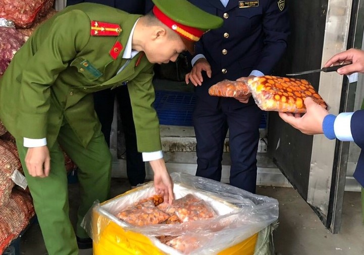 Phat hien hon 7 tan trang trung dong lanh da chuyen mau tham den hinh anh