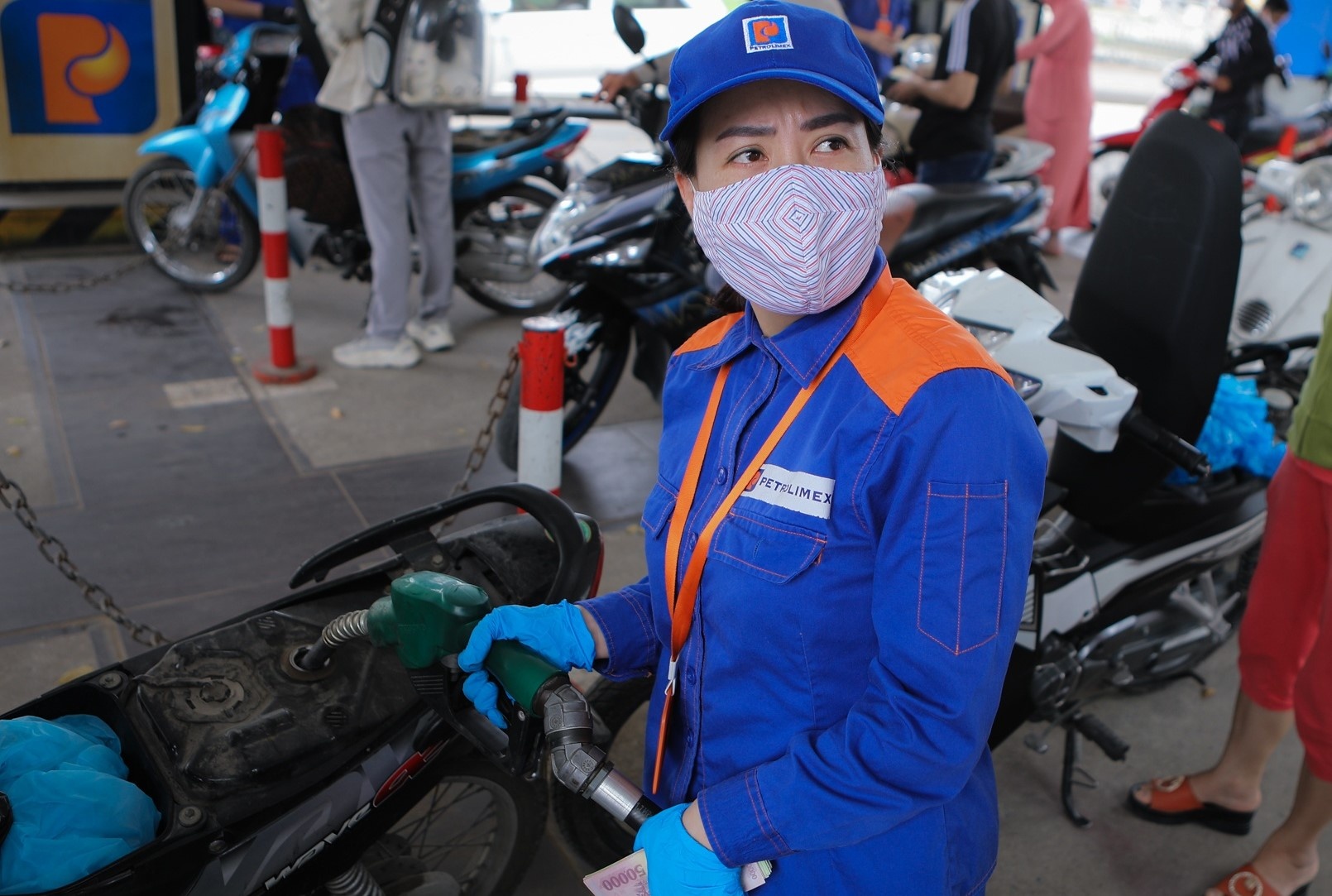 Gia xang ngay mai co the tang tiep 900 dong/lit hinh anh