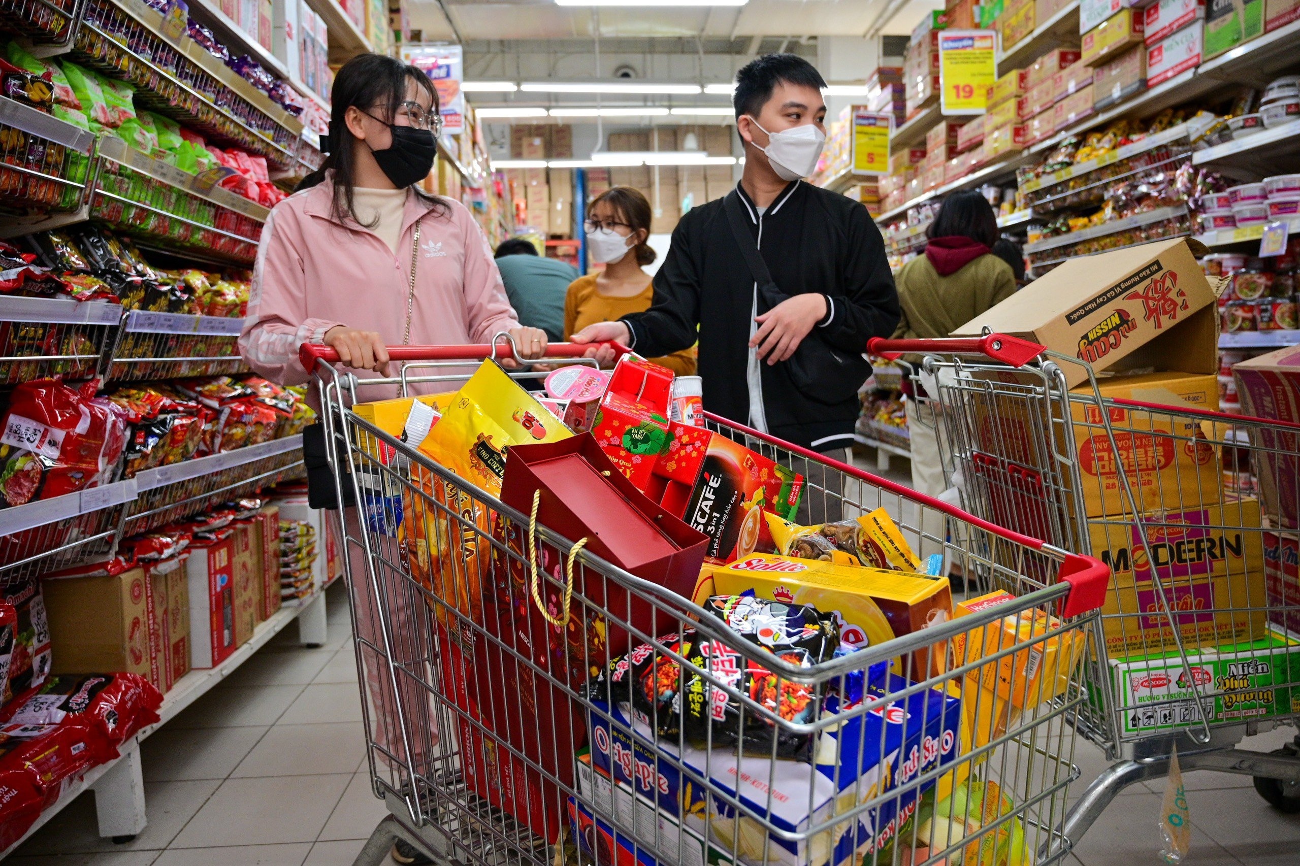 Nguoi tieu dung du kien giam chi tieu dip Tet 2025 hinh anh